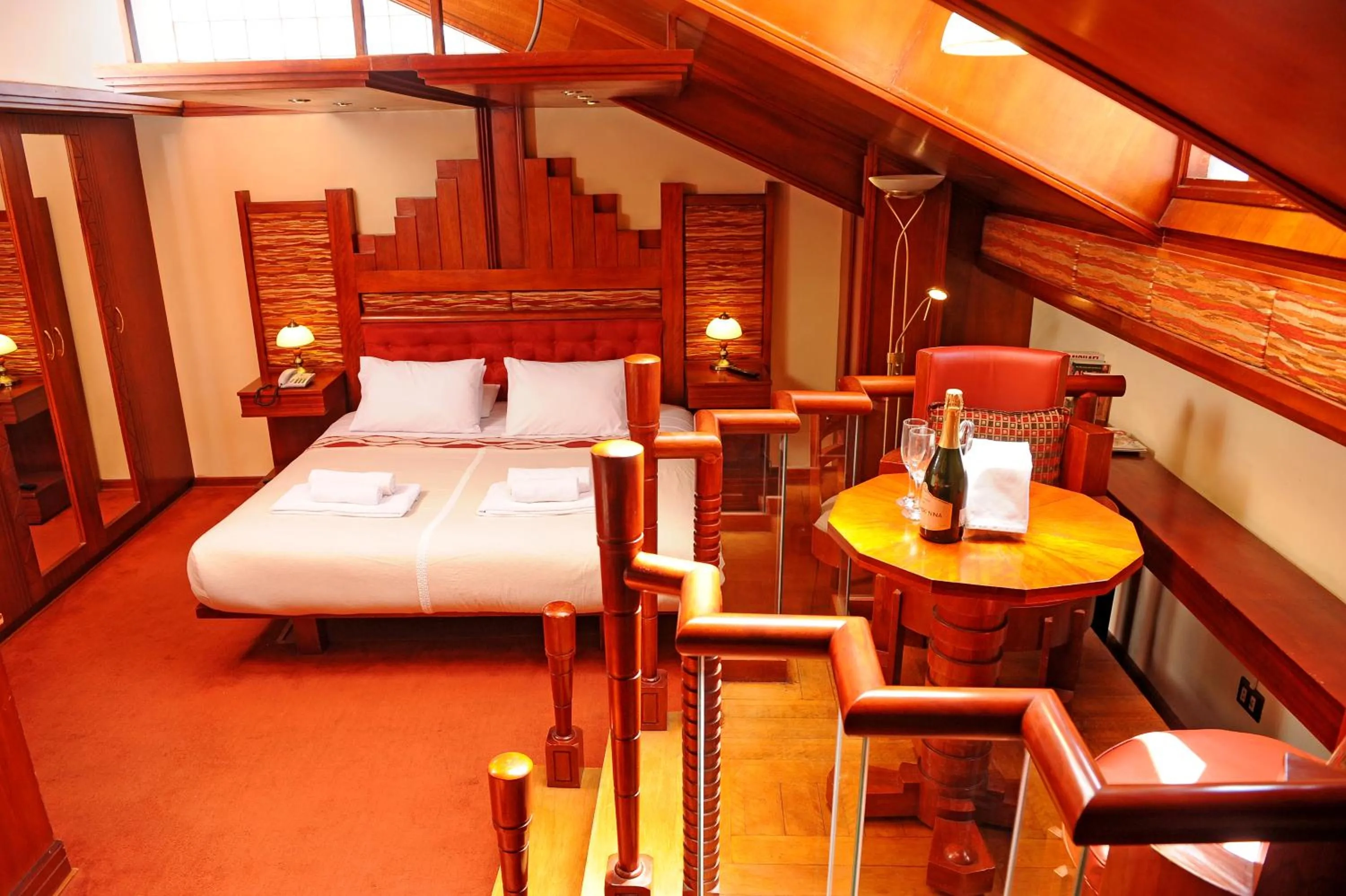 Nightclub / DJ, Bed in Hotel Waynapicchu