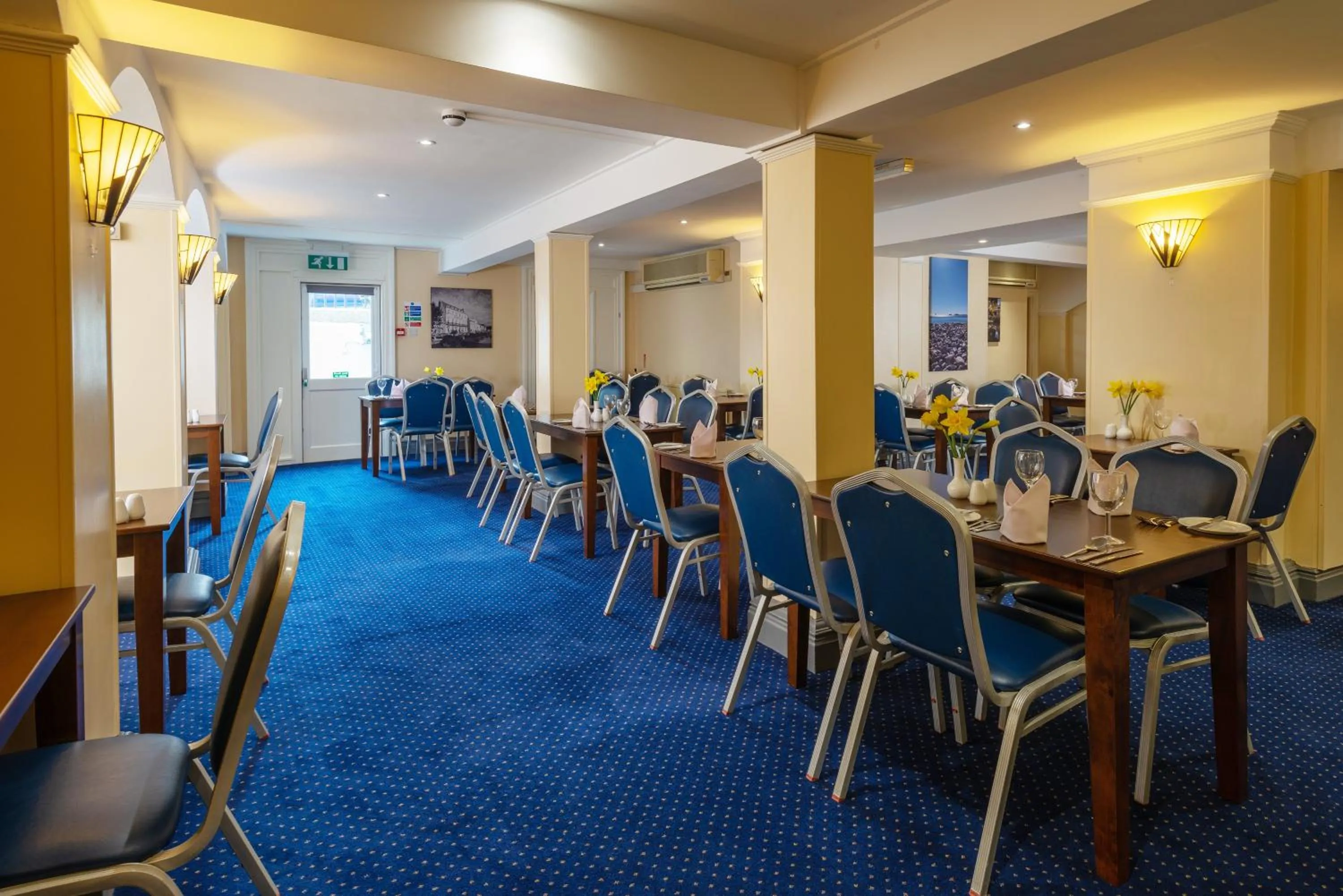 Restaurant/places to eat in Hotel Rex