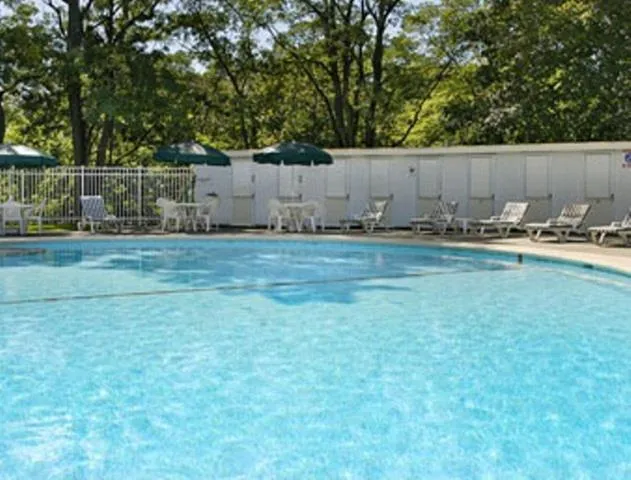 Swimming Pool in Ramada by Wyndham Yonkers