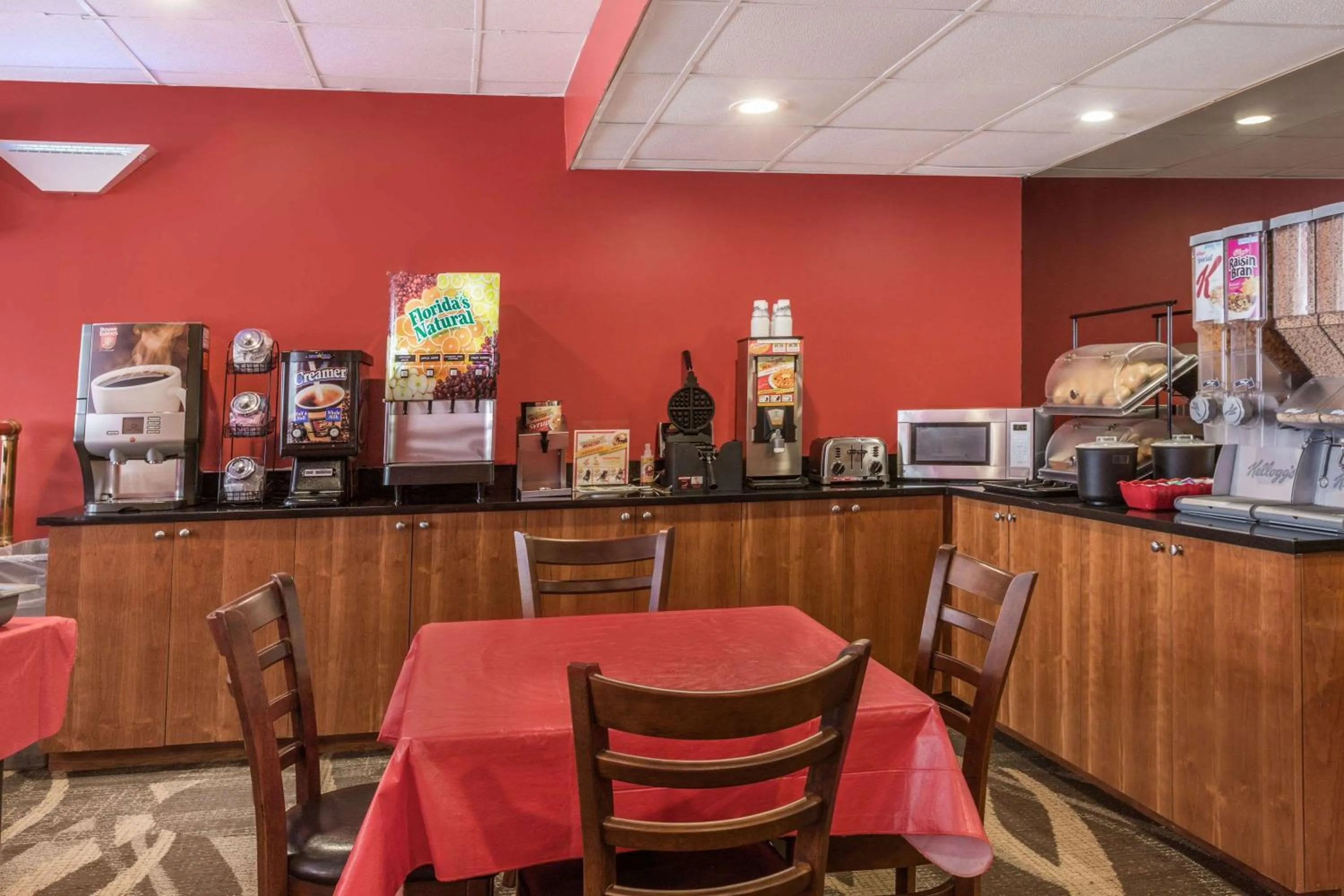 Restaurant/Places to Eat in Ramada by Wyndham Yonkers