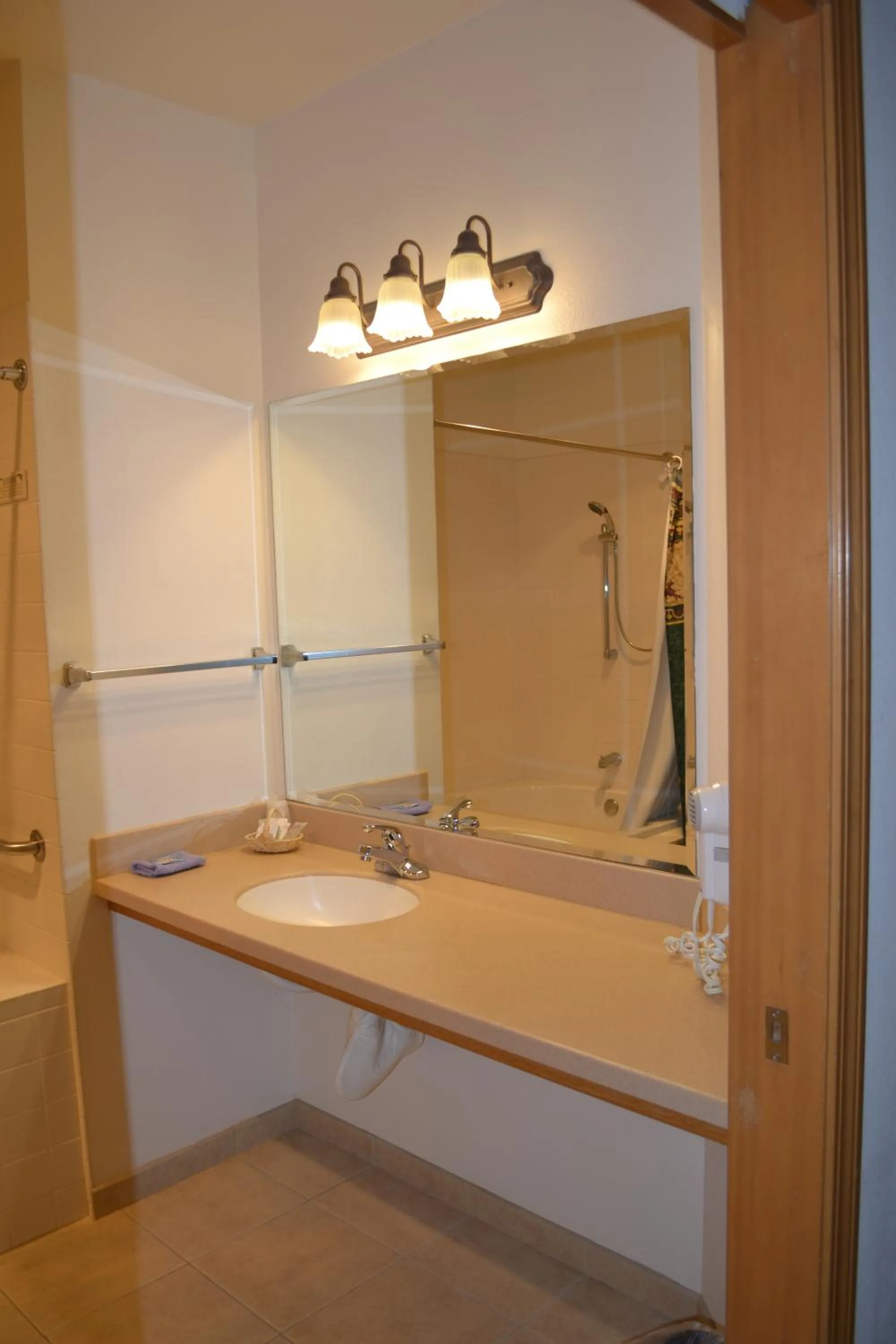Bathroom in Anaco Bay Inn