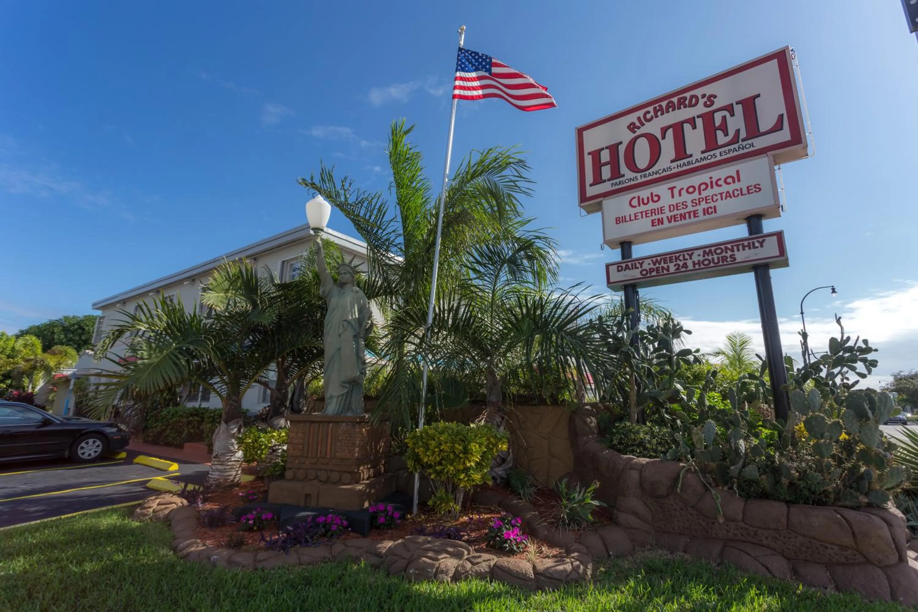 Facade/entrance in Richard's Hotel
