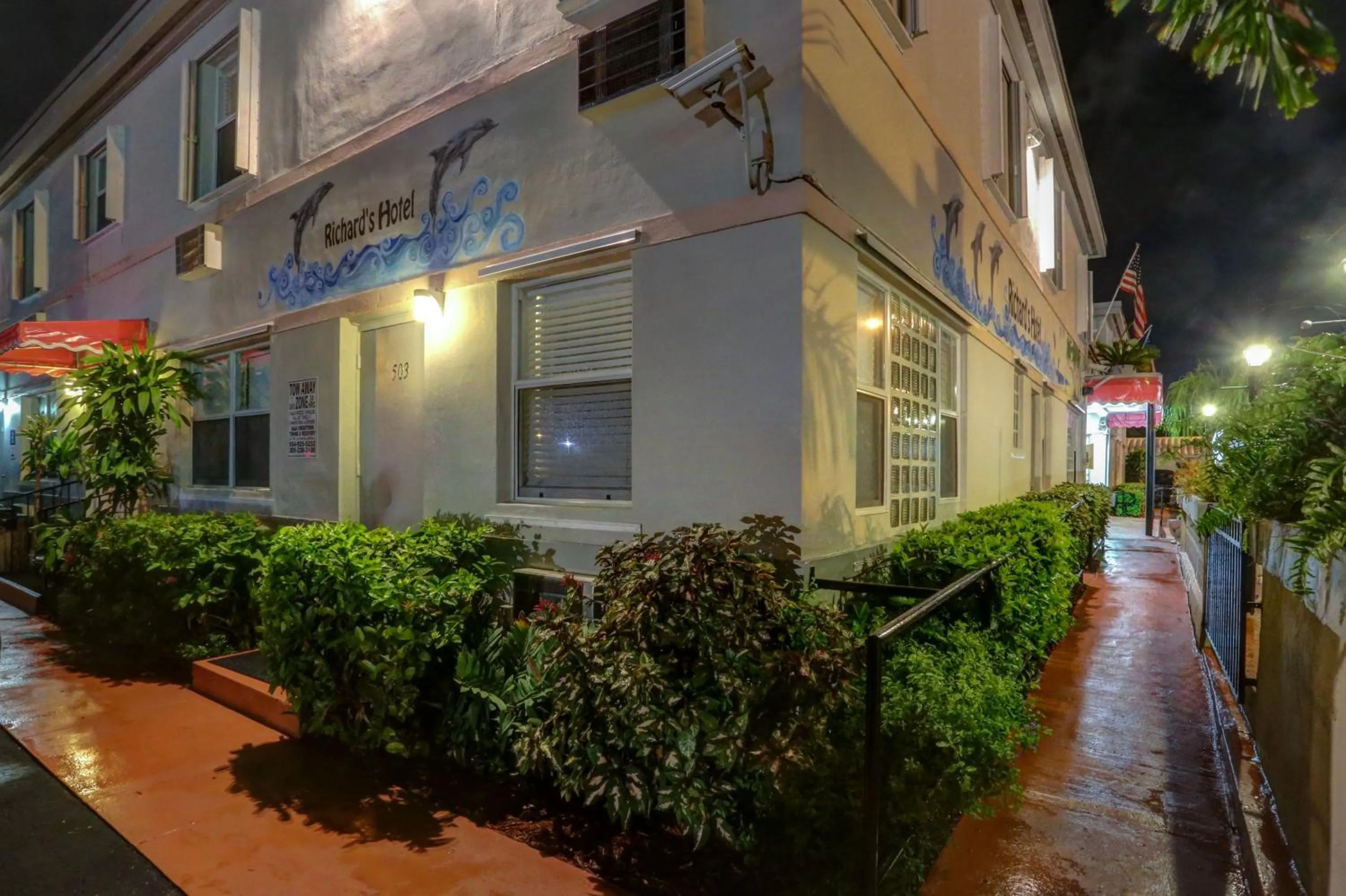 Facade/entrance in Richard's Hotel