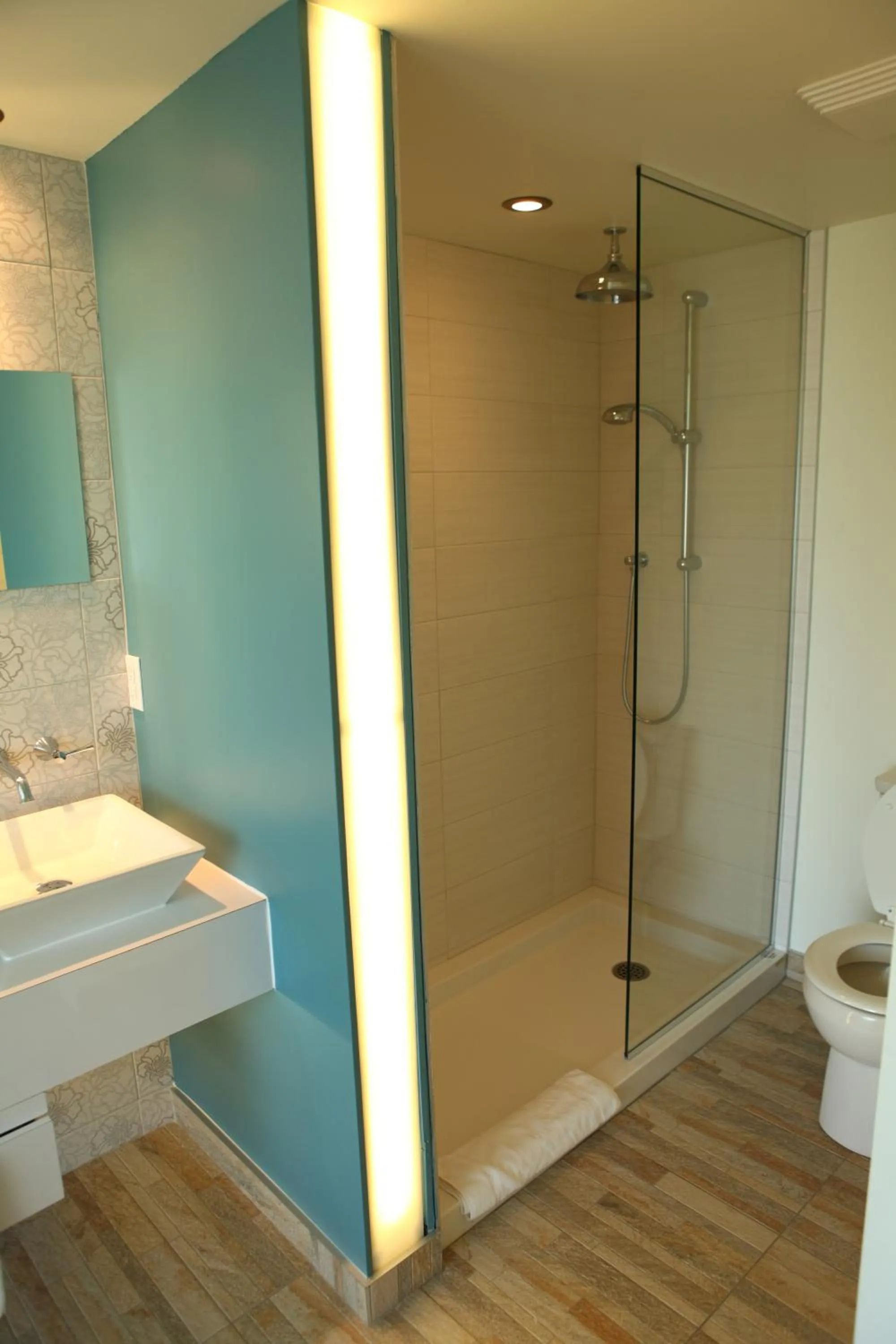 Shower in Motel Chute des Pères