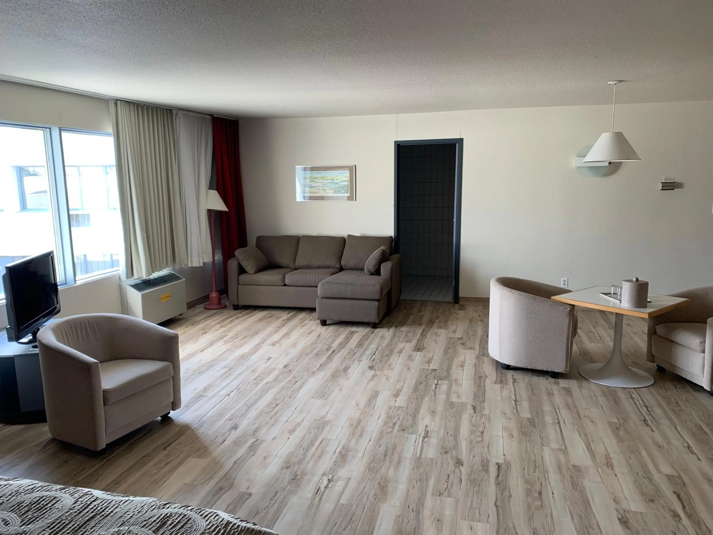 TV and multimedia in Motel Chute des Pères