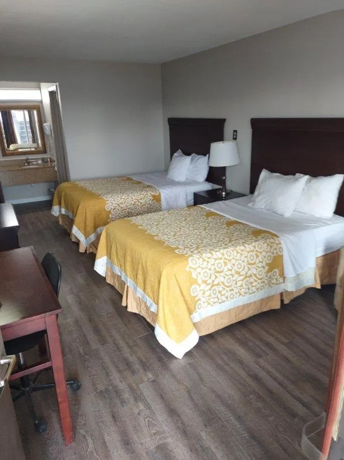 Bed in Days Inn by Wyndham Blytheville