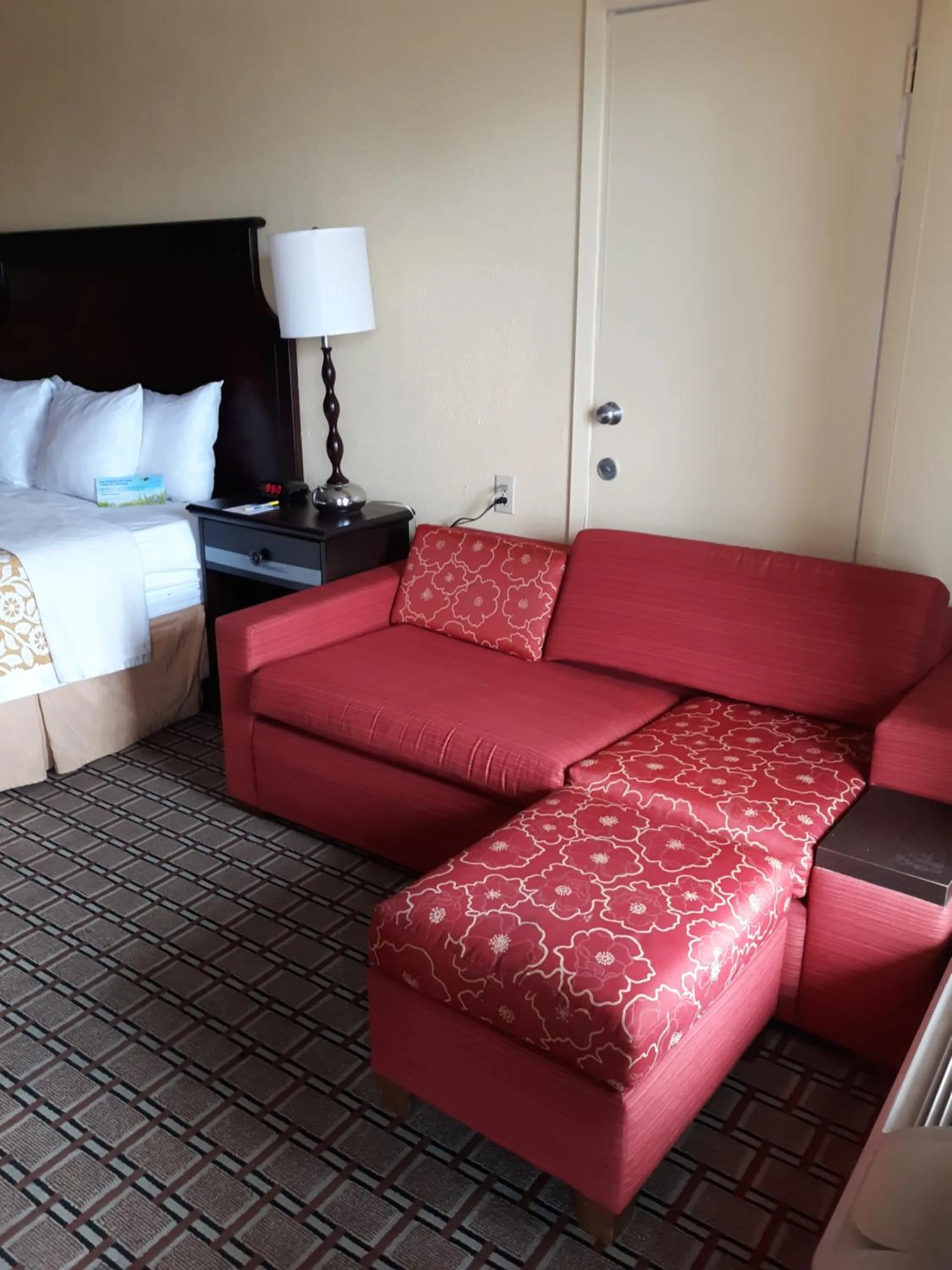 Seating area, Bed in Days Inn by Wyndham Blytheville