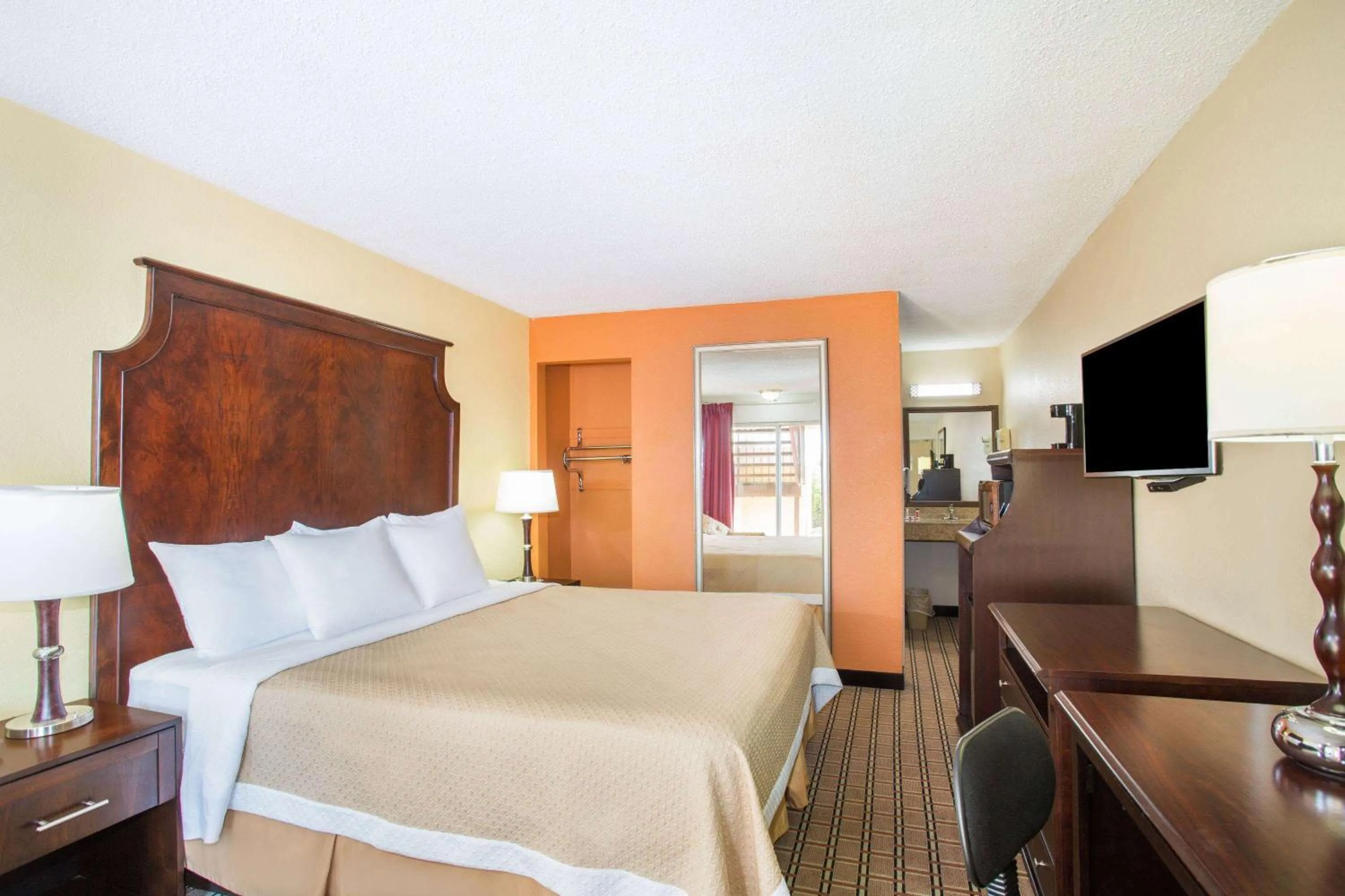 Photo of the whole room, Bed in Days Inn by Wyndham Blytheville