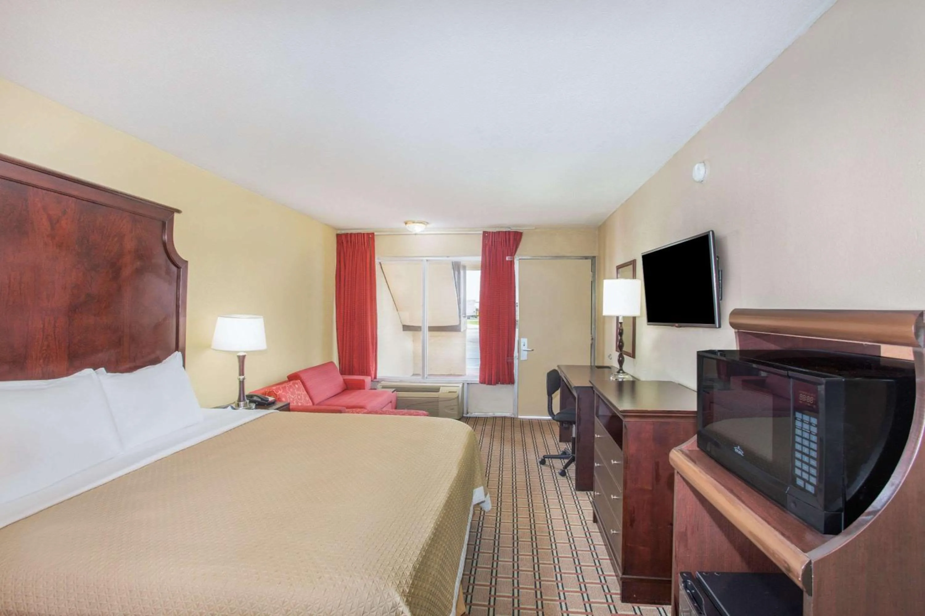 Photo of the whole room, Bed in Days Inn by Wyndham Blytheville