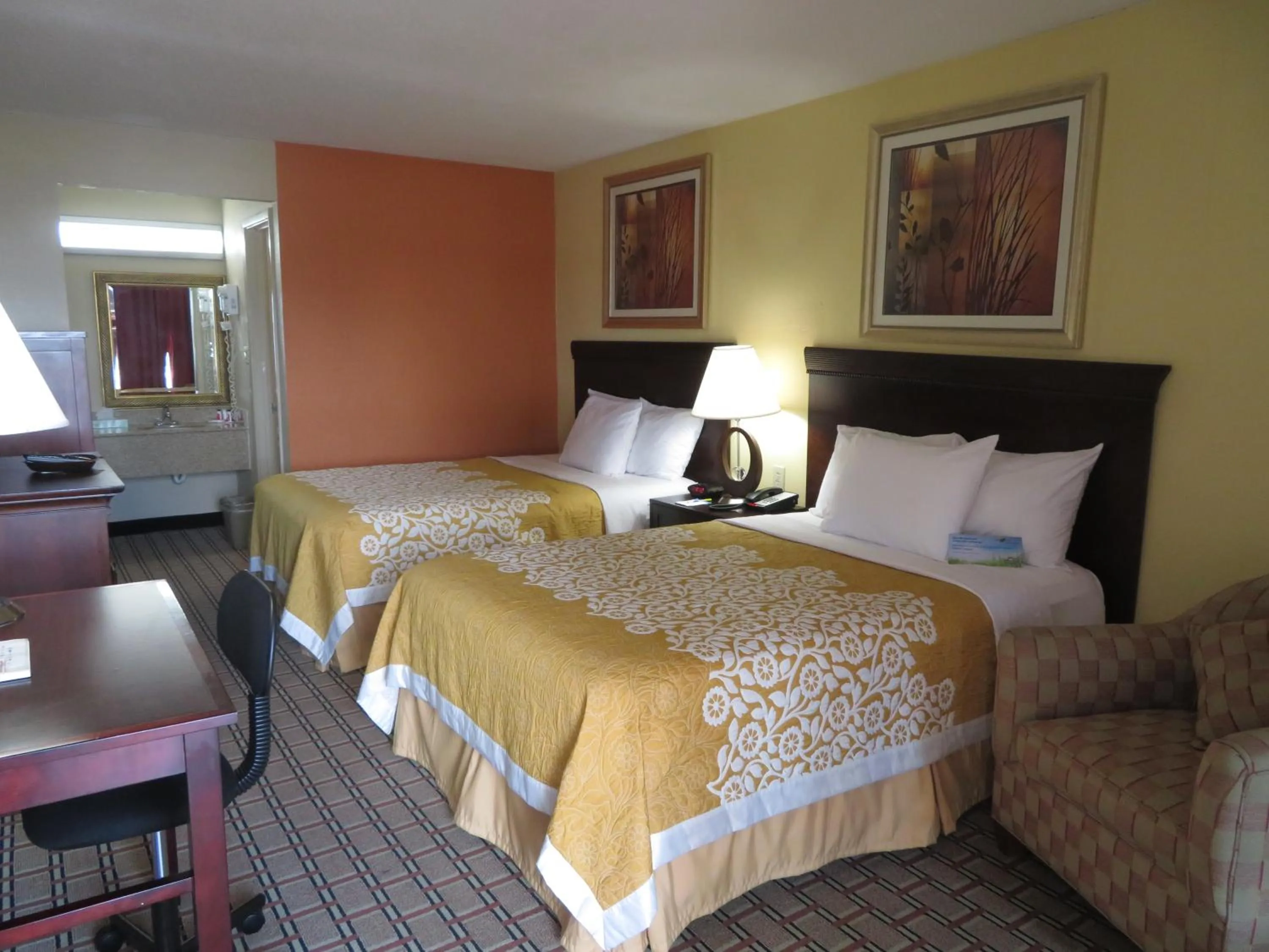 Photo of the whole room, Bed in Days Inn by Wyndham Blytheville