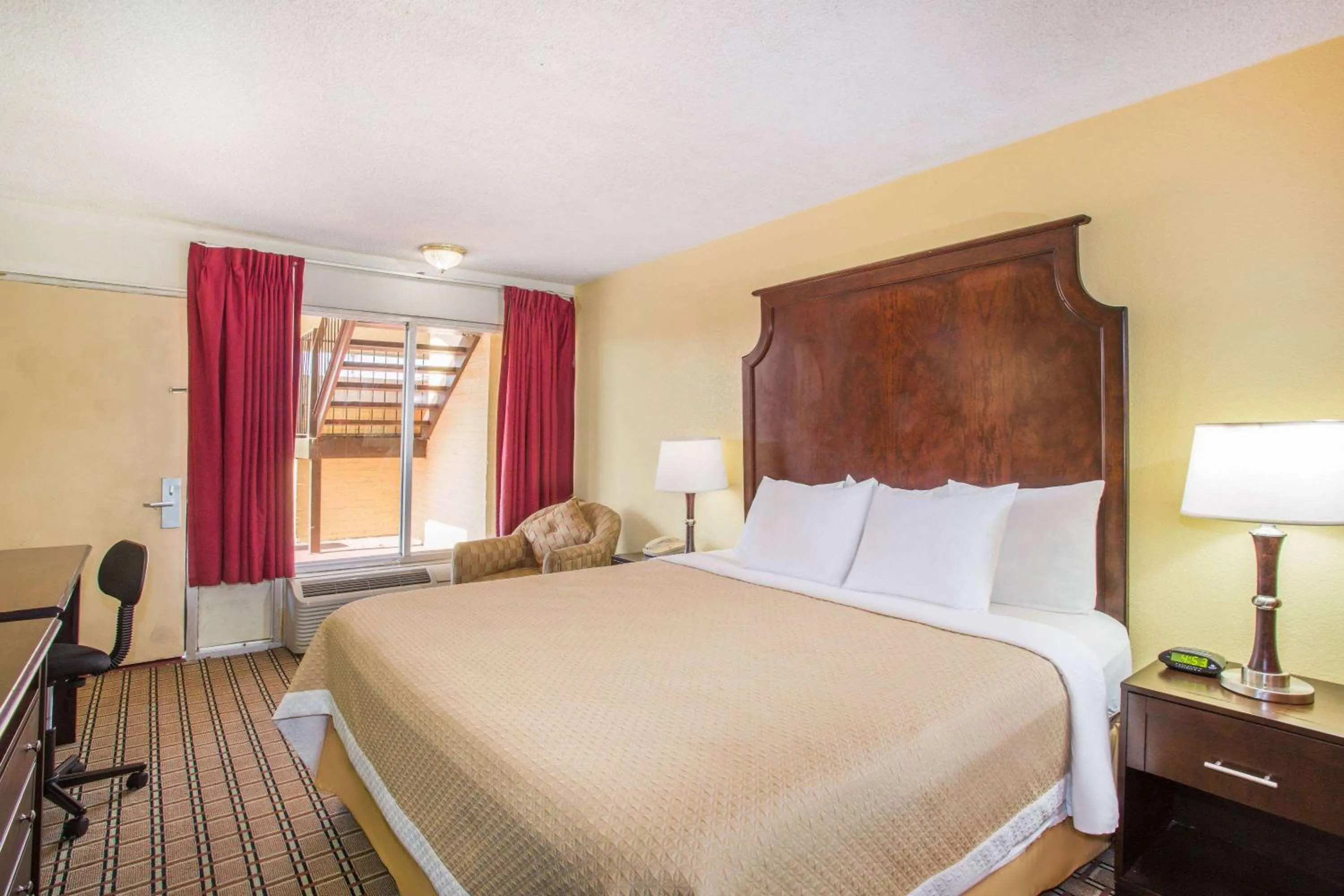 Photo of the whole room, Bed in Days Inn by Wyndham Blytheville