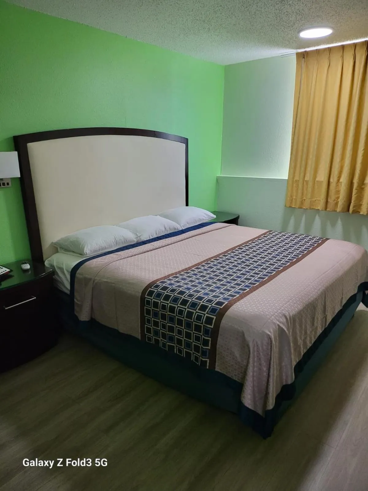 Bed in Value Inn & Suites Salina