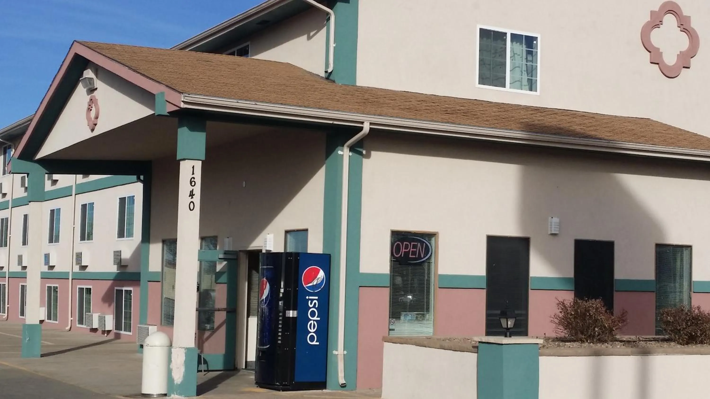 Facade/entrance in Value Inn & Suites Salina