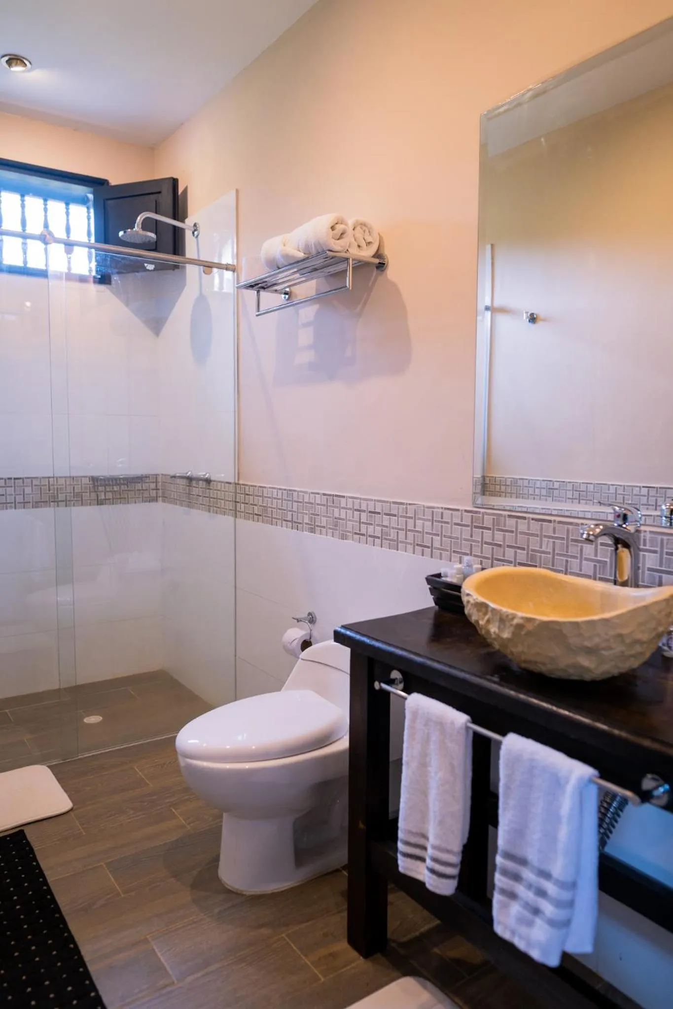 Shower in Hotel Hacienda Supracafe