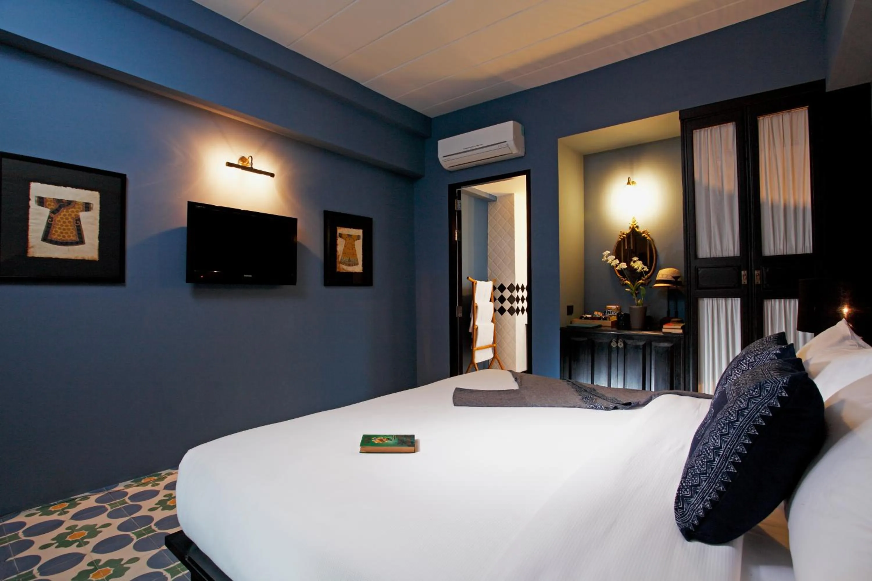 Photo of the whole room, Bed in Baan Chart