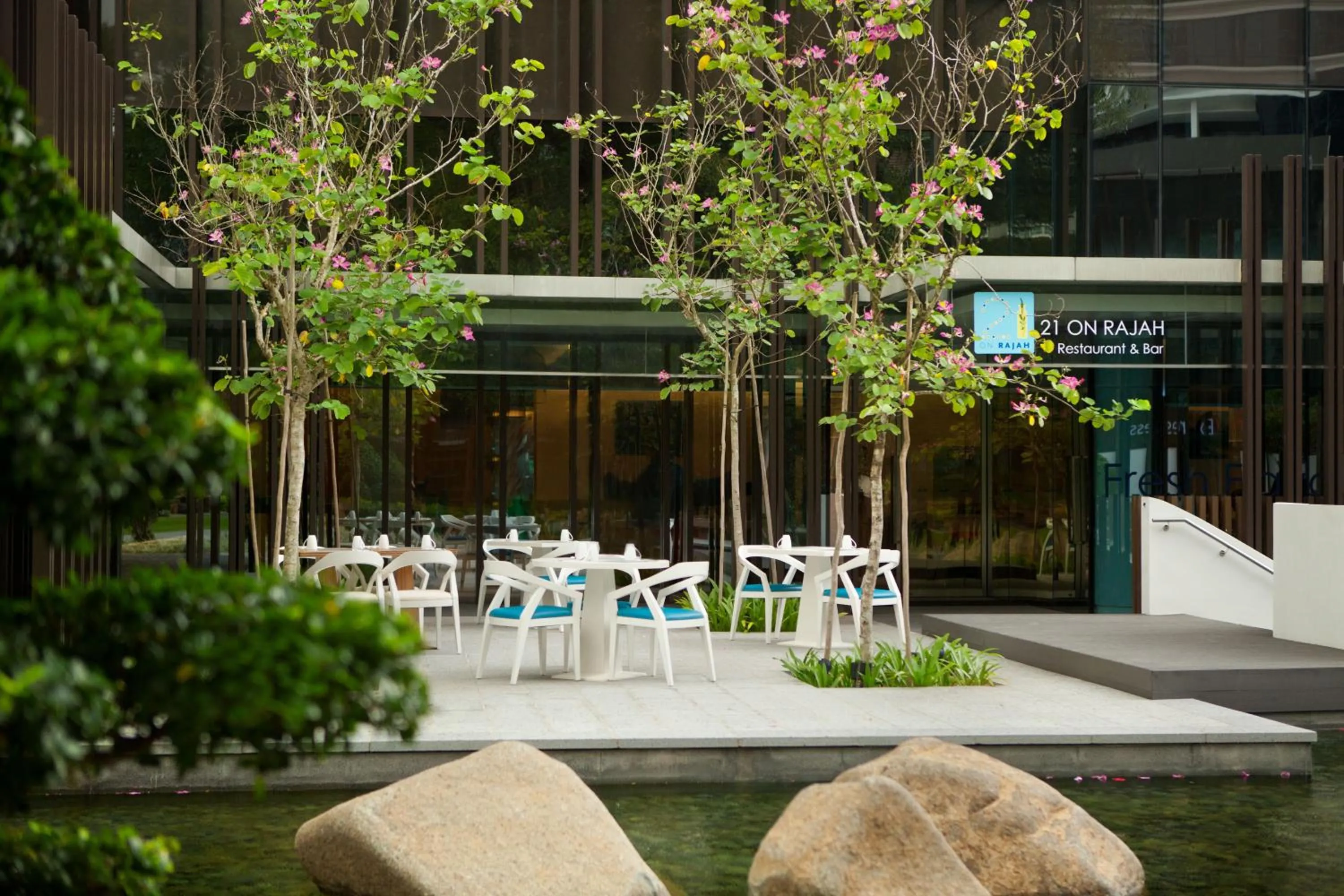 Restaurant/places to eat, Swimming Pool in Days Hotel by Wyndham Singapore at Zhongshan Park