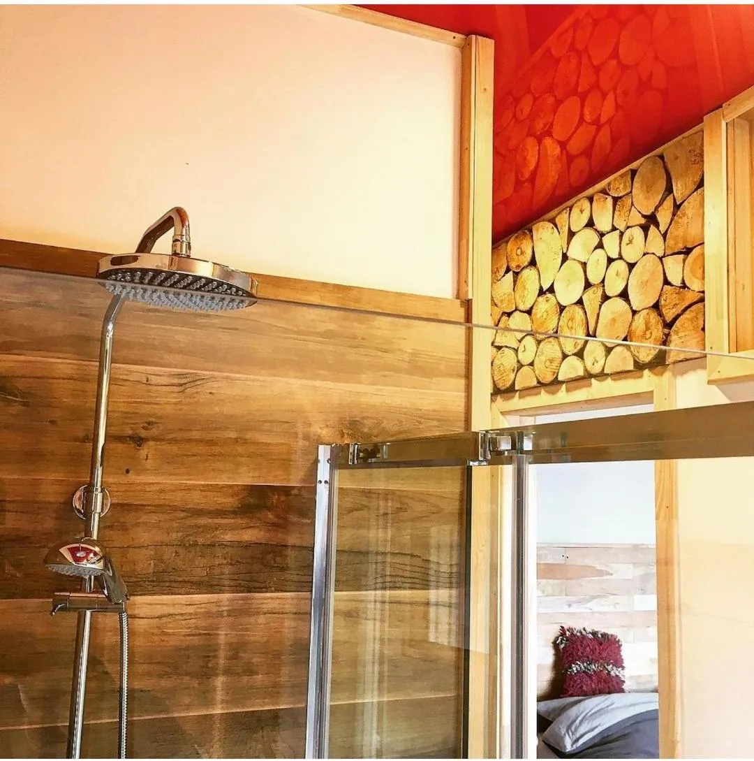 Shower in Karibuni Lodge & Private SPA Suites