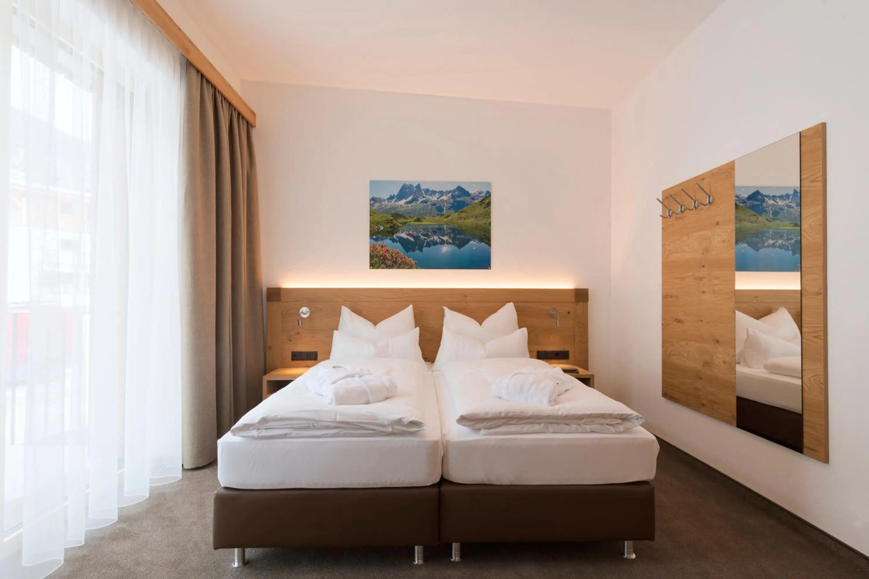 Bedroom, Bed in Anthony's Peaks & Pillows