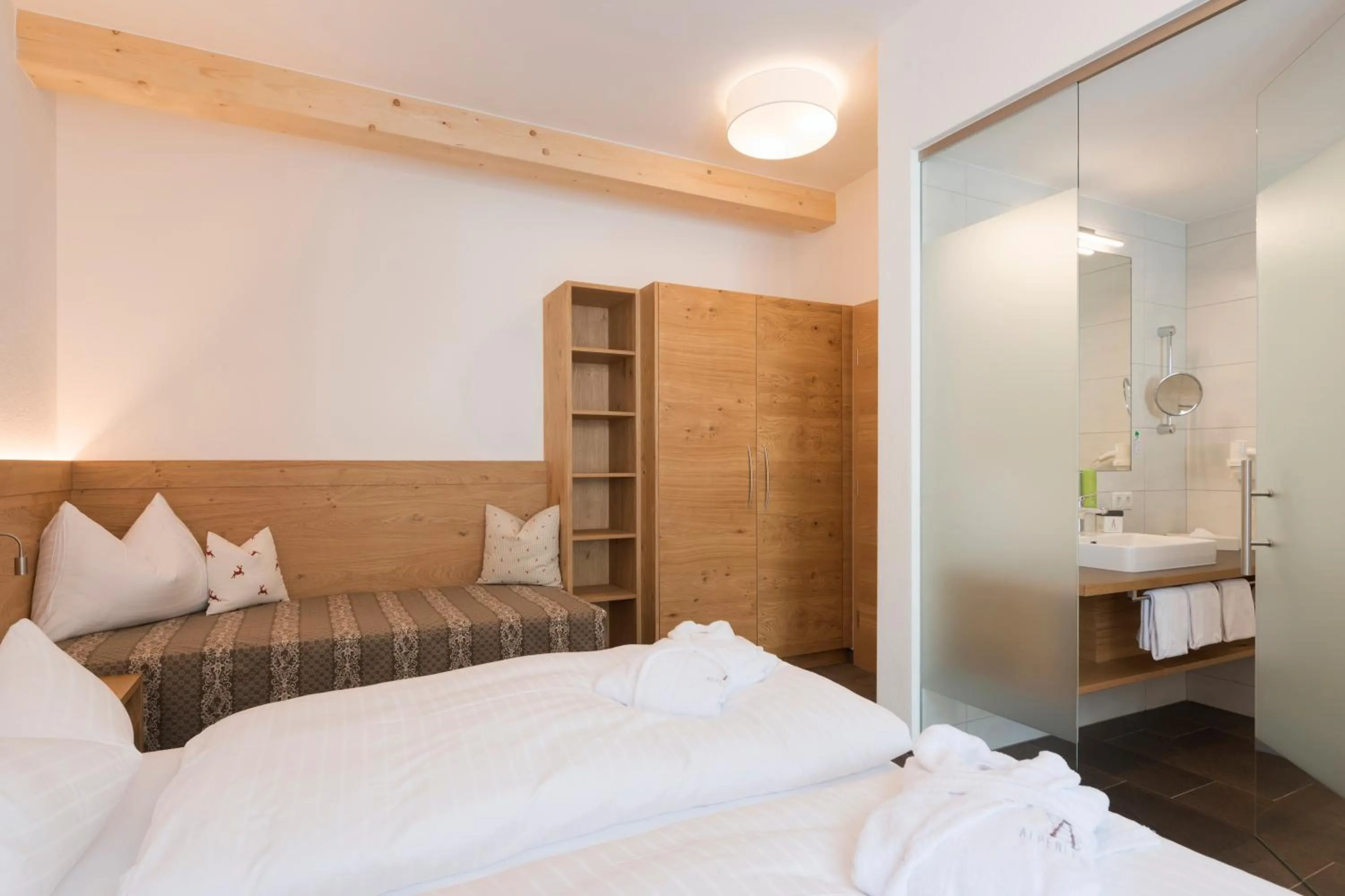 Bedroom, Bed in Anthony's Peaks & Pillows