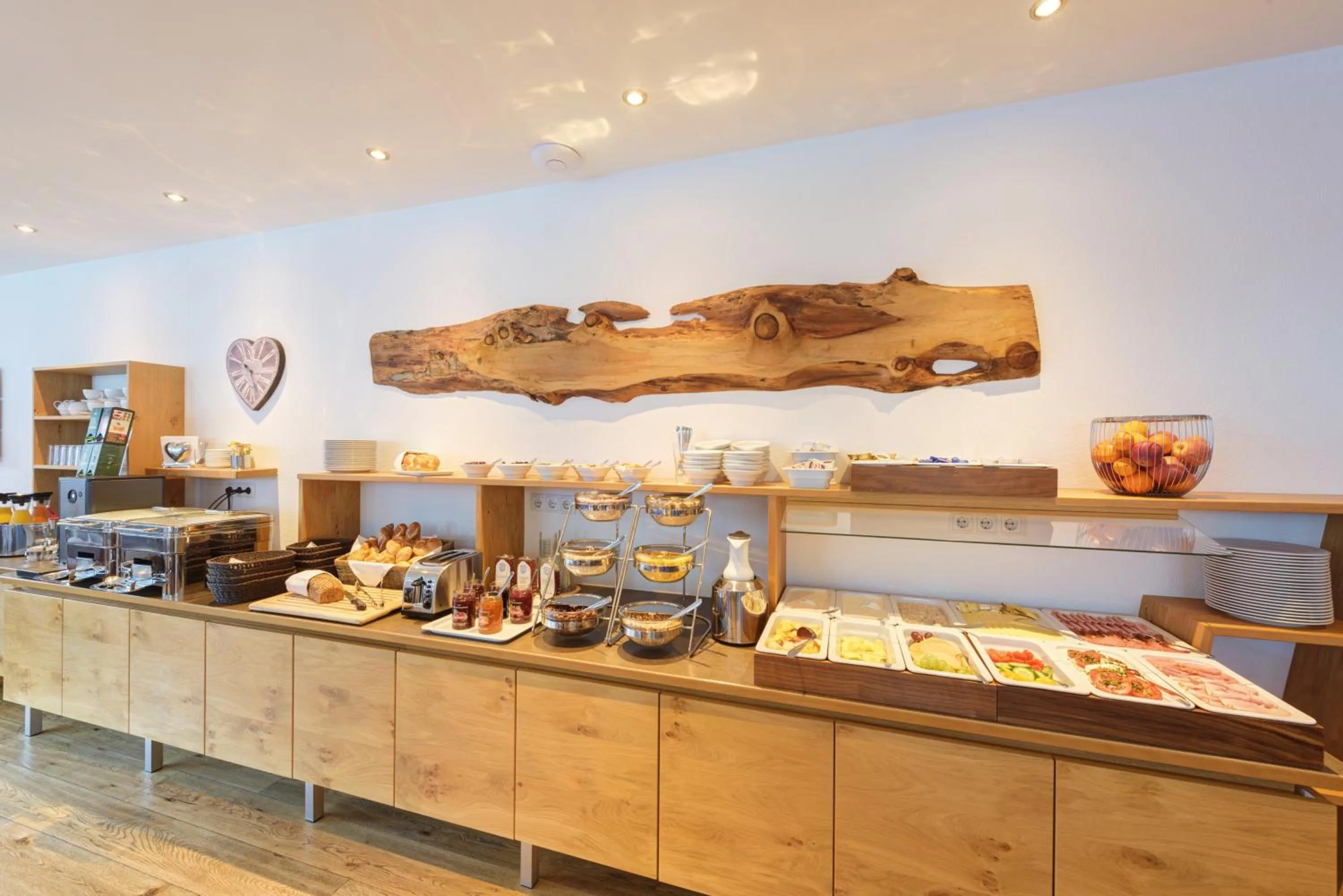 Buffet breakfast in Anthony's Peaks & Pillows