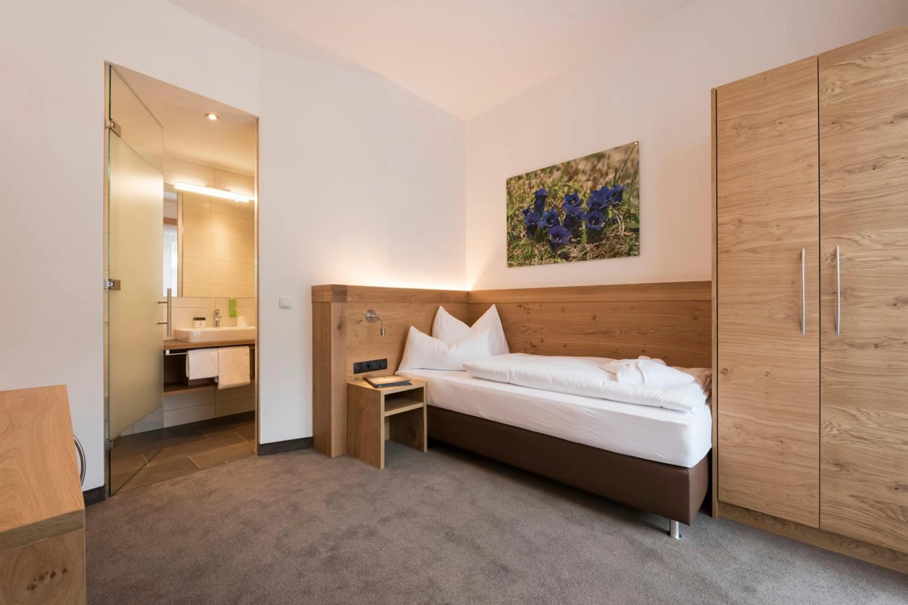 Bedroom, Bed in Anthony's Peaks & Pillows