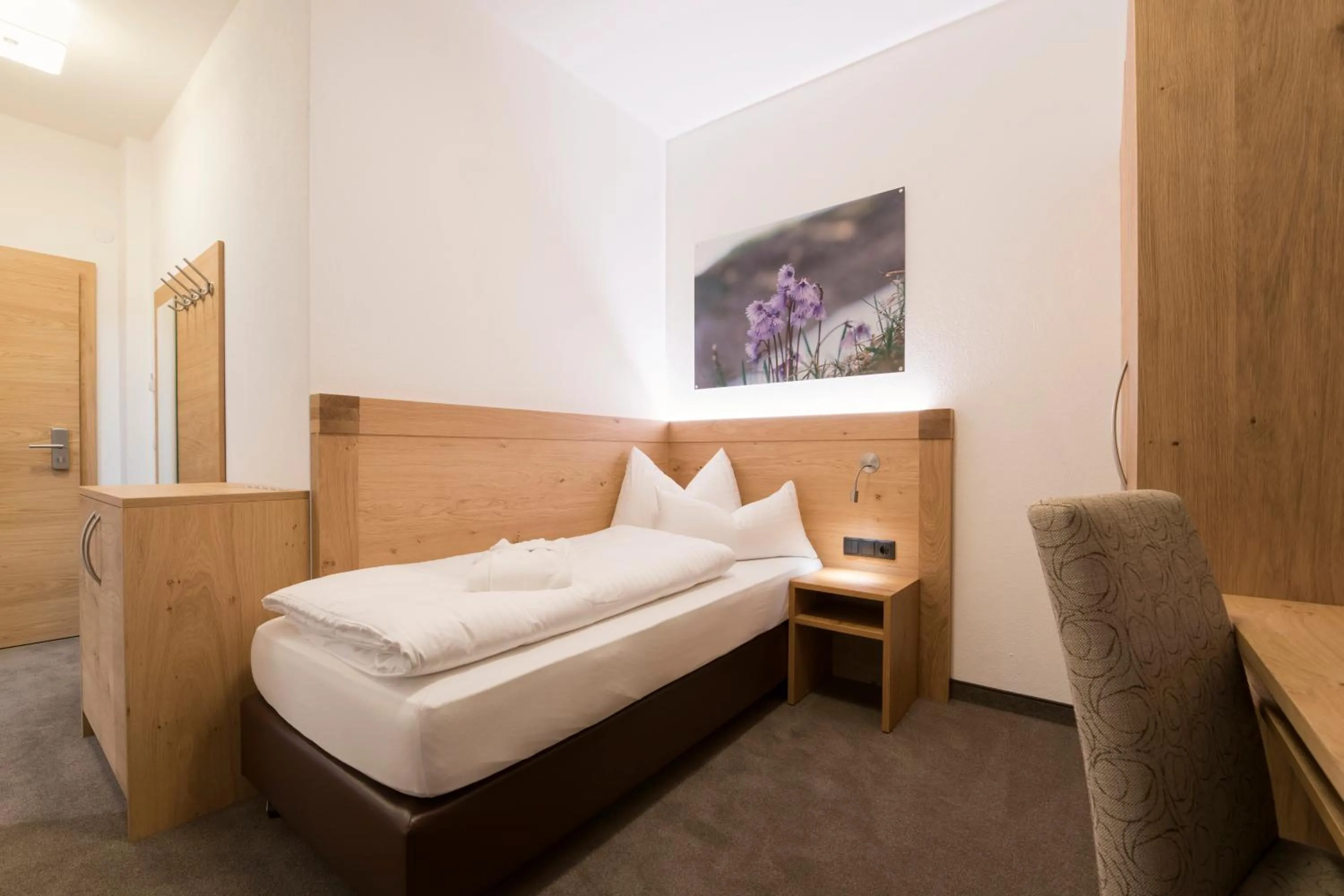 Photo of the whole room, Bed in Anthony's Peaks & Pillows