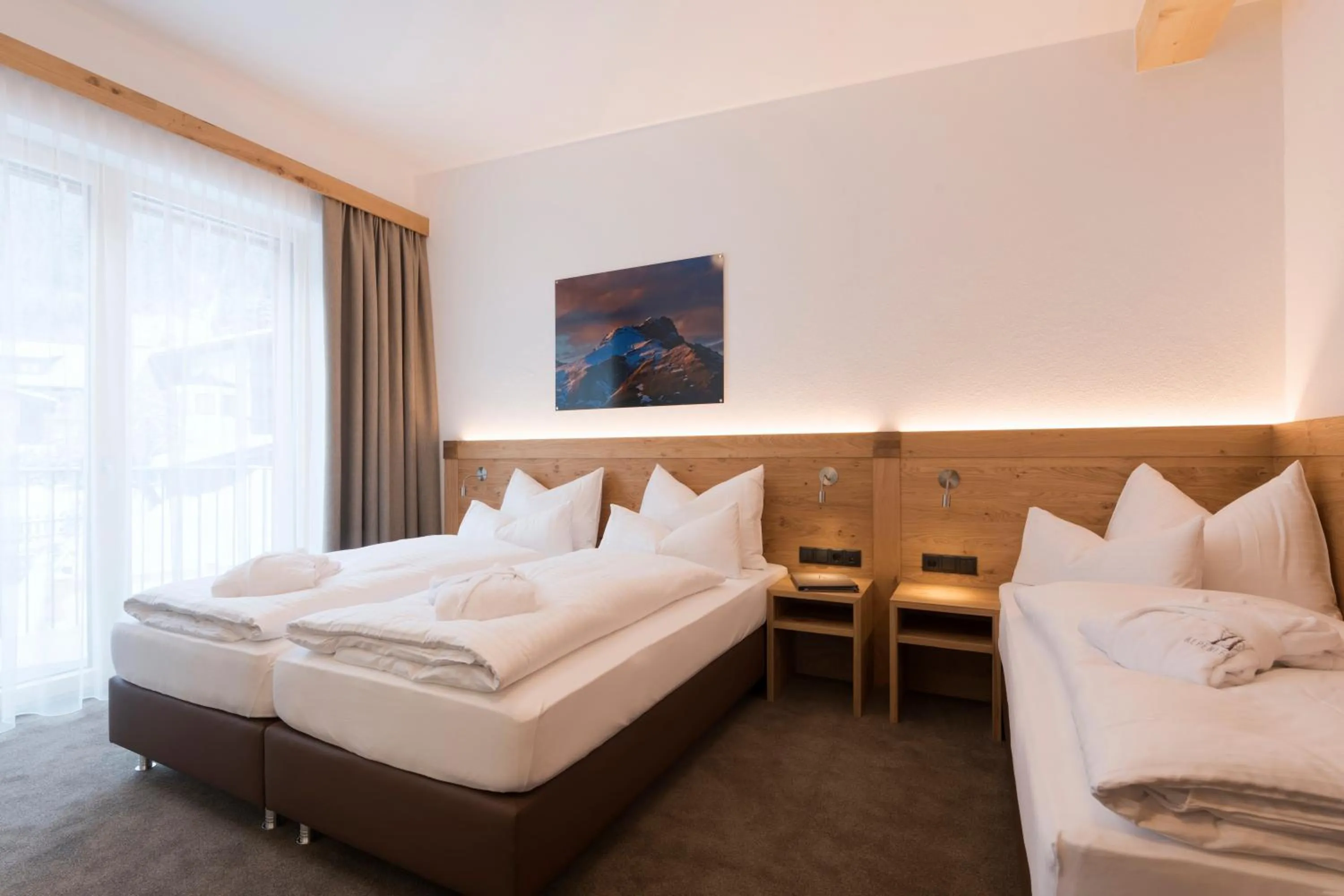 Bedroom, Bed in Anthony's Peaks & Pillows