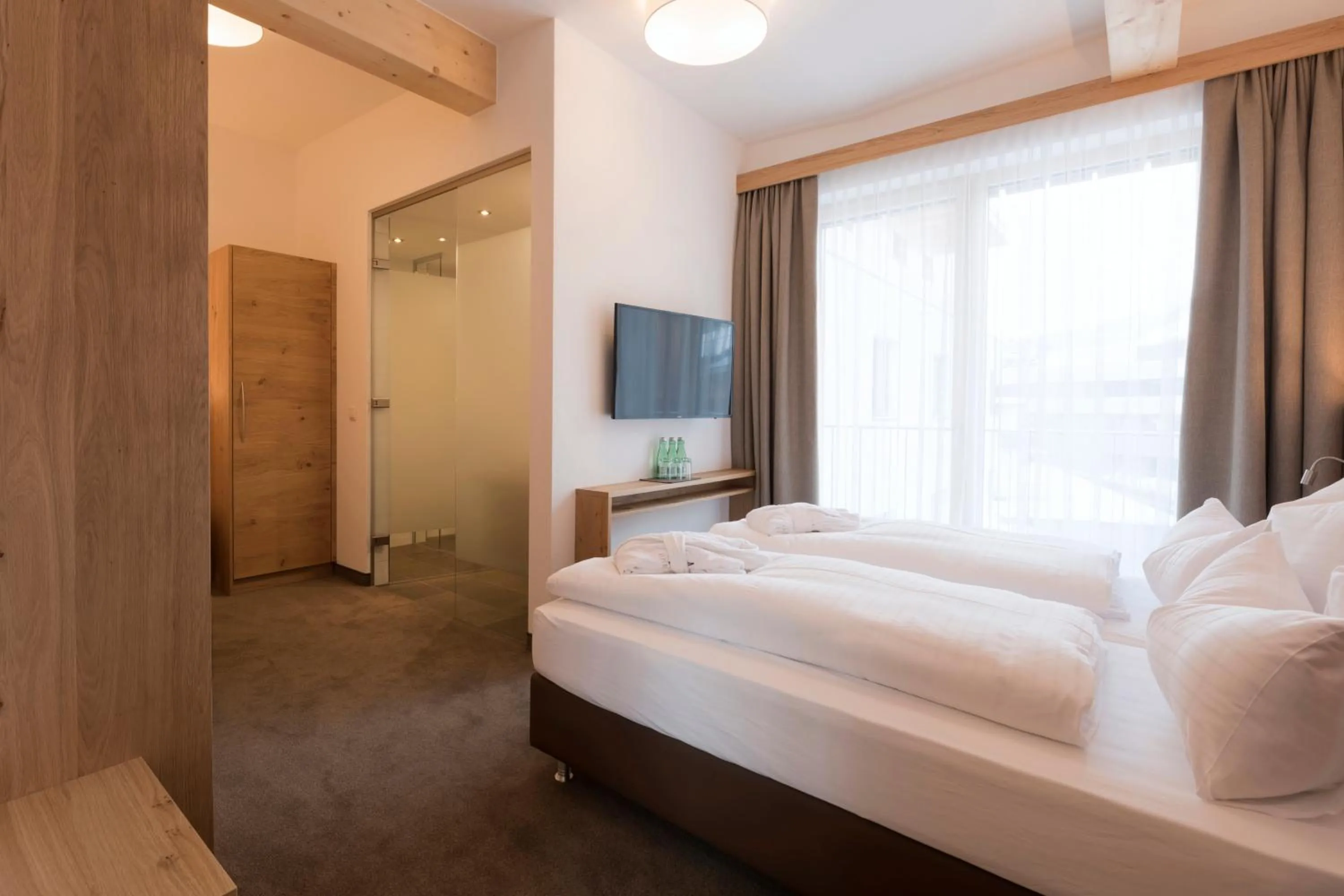 Bedroom, Bed in Anthony's Peaks & Pillows