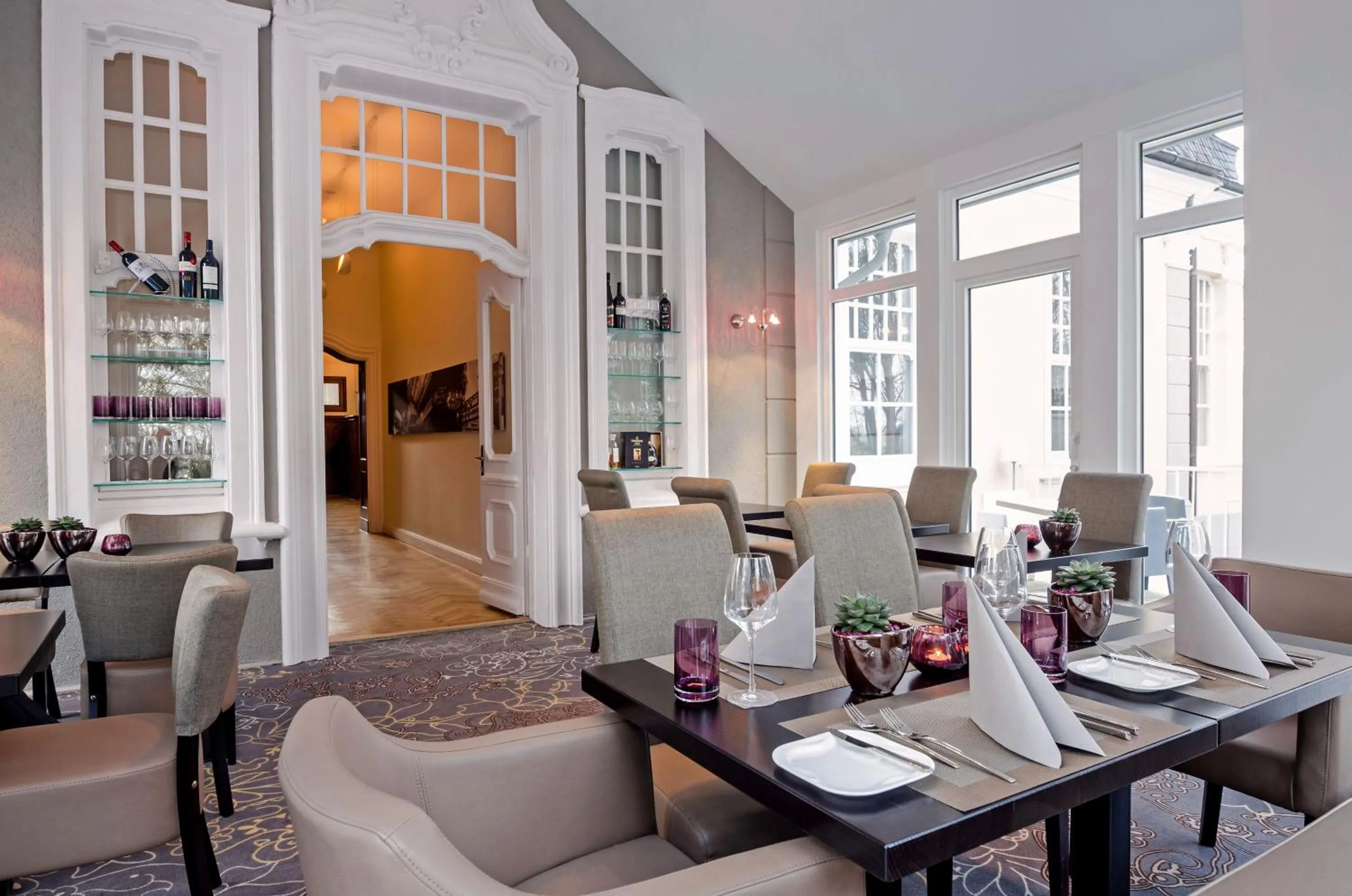 Restaurant/places to eat in Park Villa Hotel