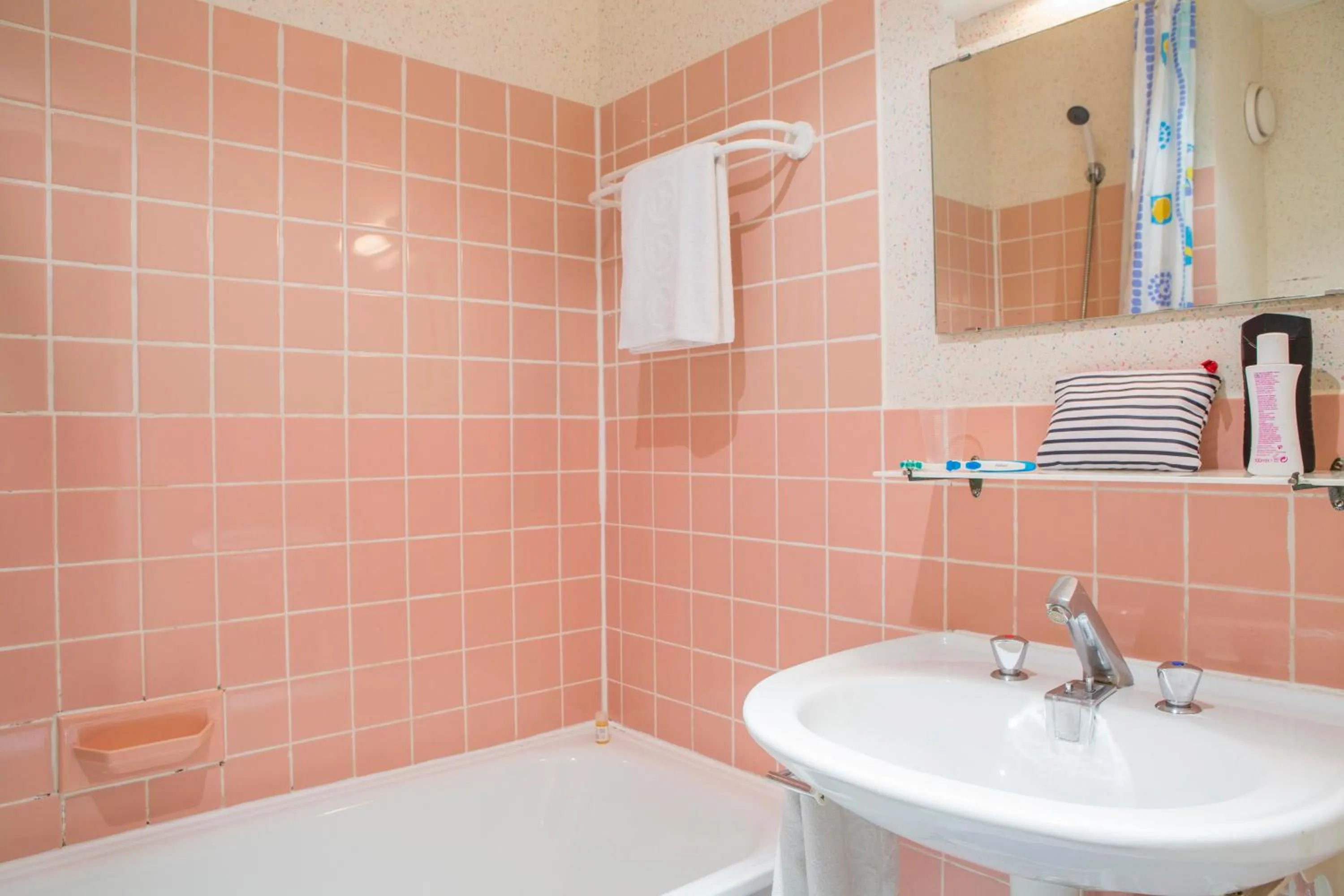 Bathroom in Hôtel Les Gens De Mer Dunkerque by Popinns