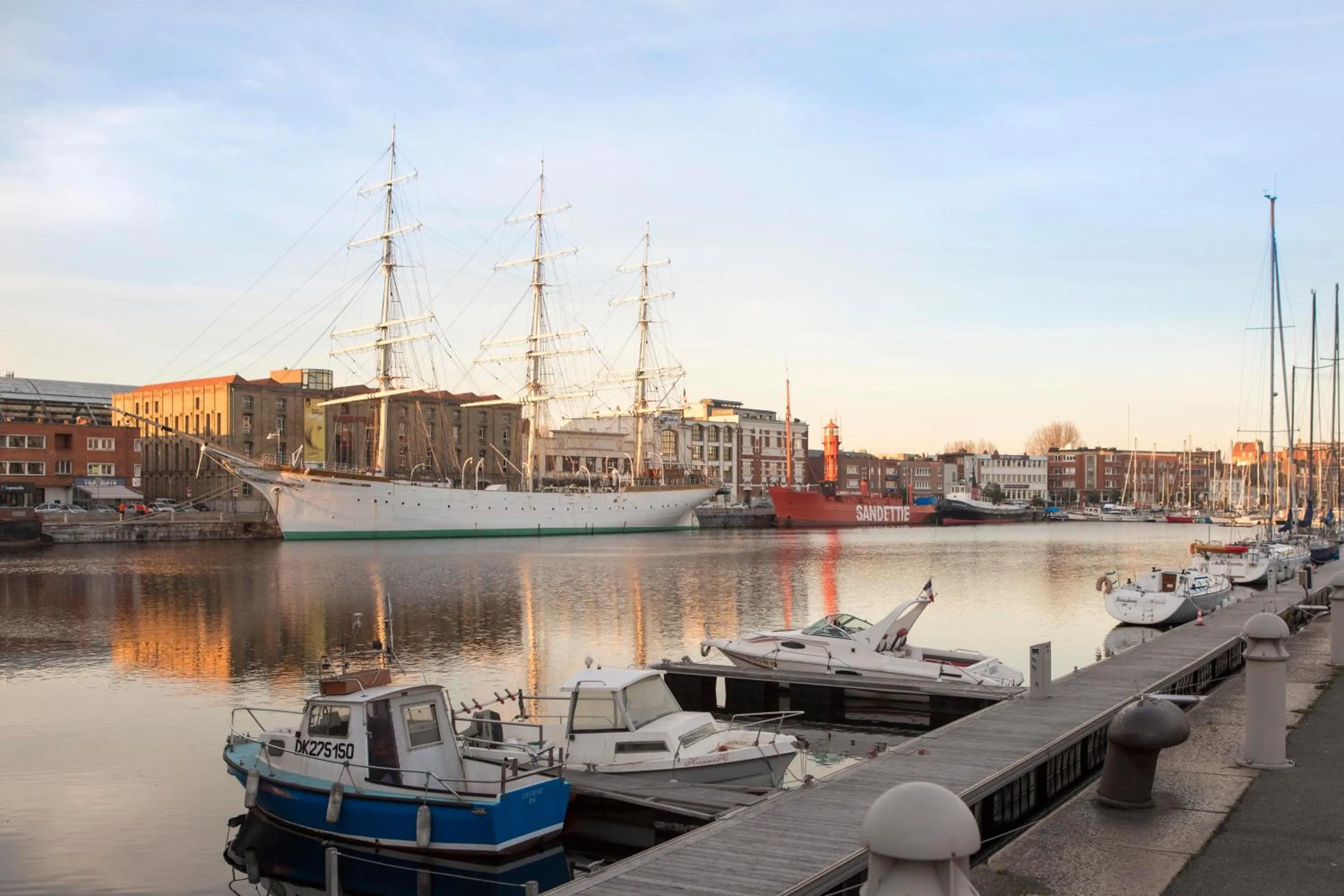 Neighbourhood in Hôtel Les Gens De Mer Dunkerque by Popinns