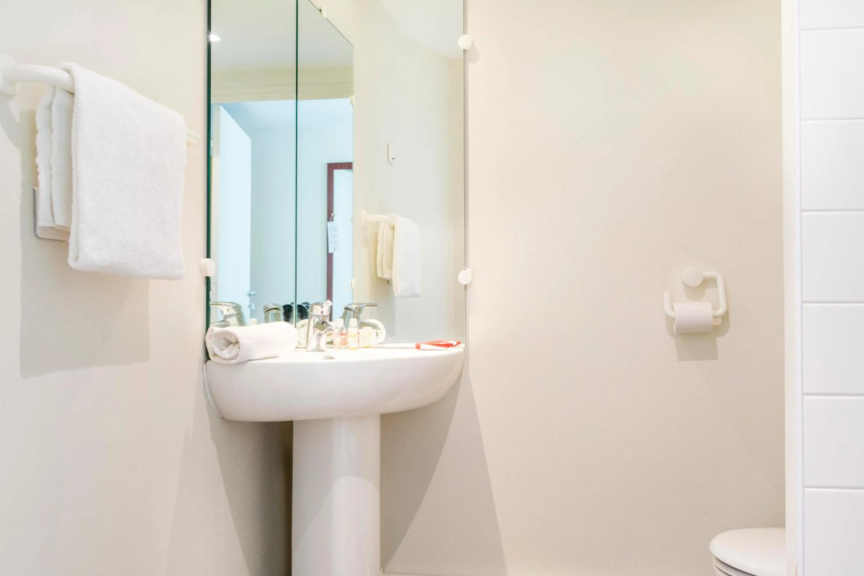 Toilet in Hôtel Les Gens De Mer Dunkerque by Popinns