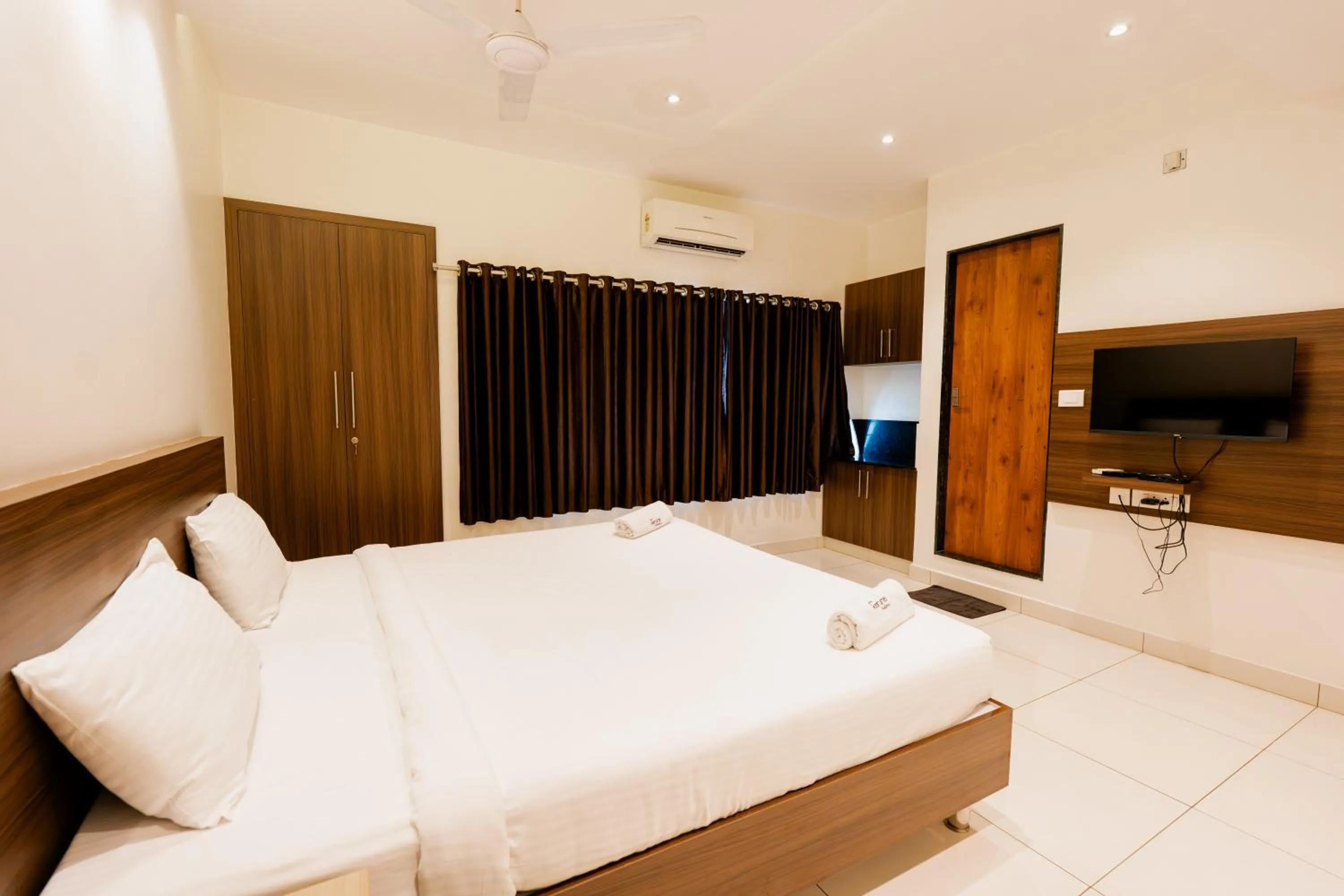 Bed in Hotel Karuna Residency