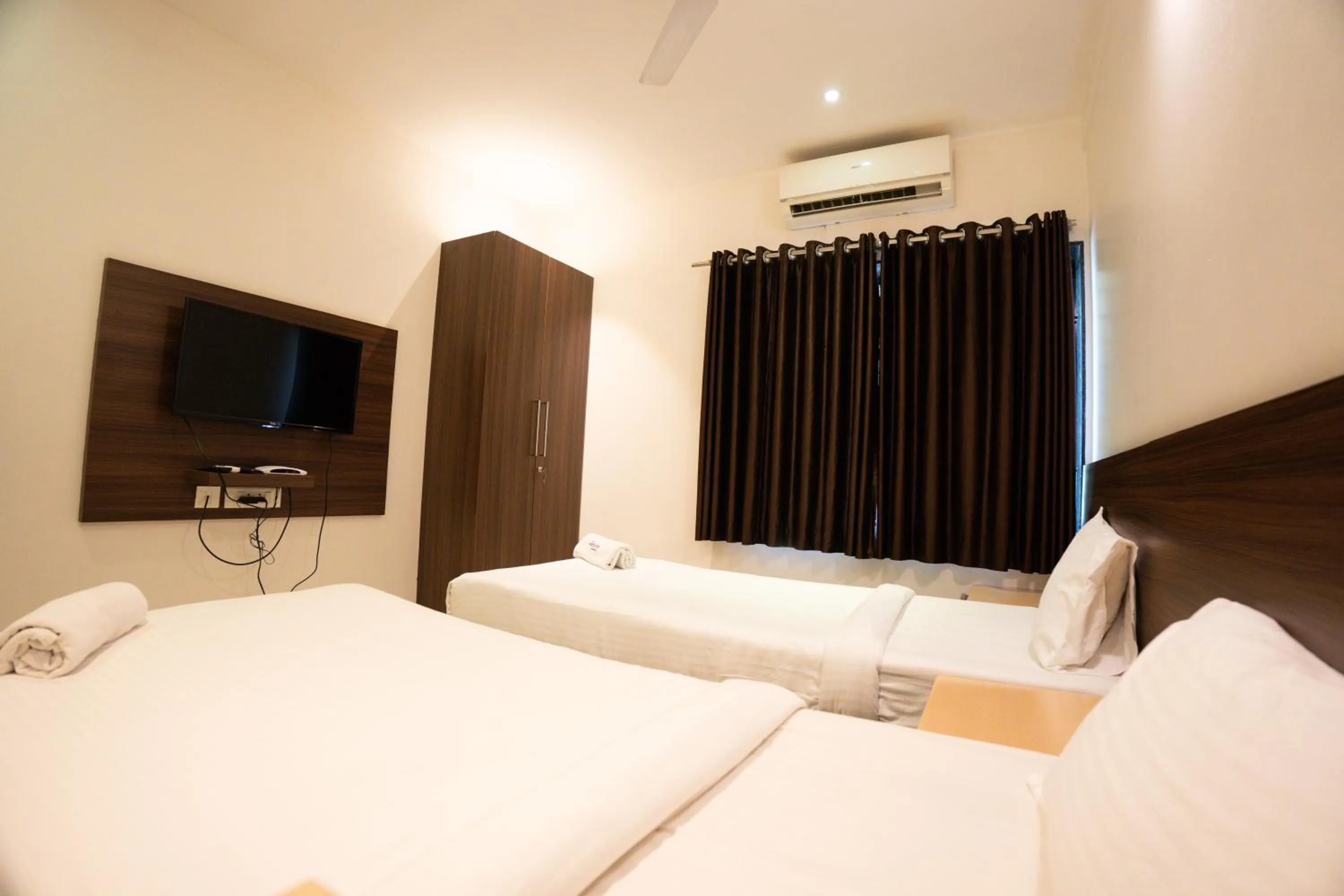 TV and multimedia, Bed in Hotel Karuna Residency
