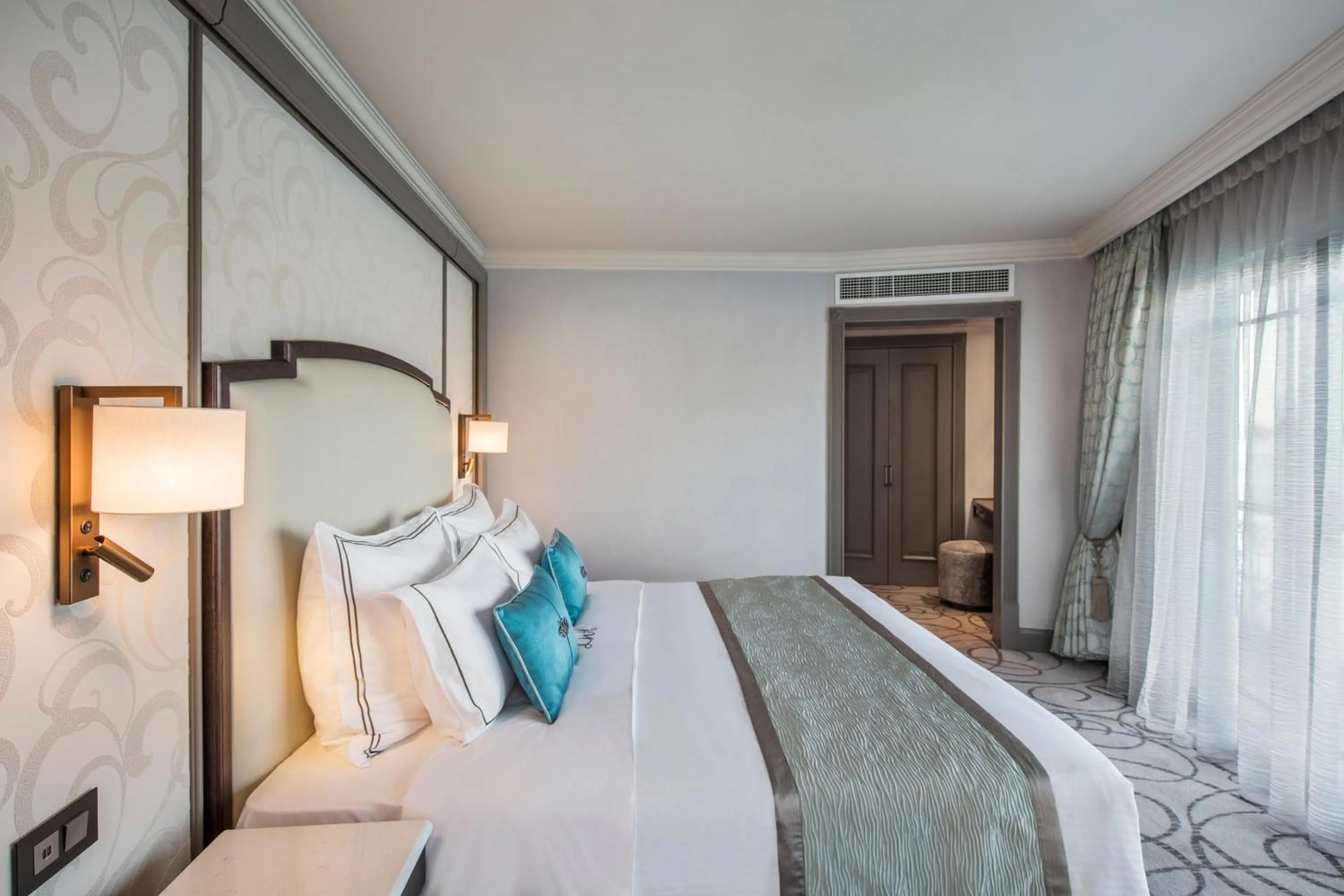 Photo of the whole room, Bed in Labourdonnais Waterfront Hotel