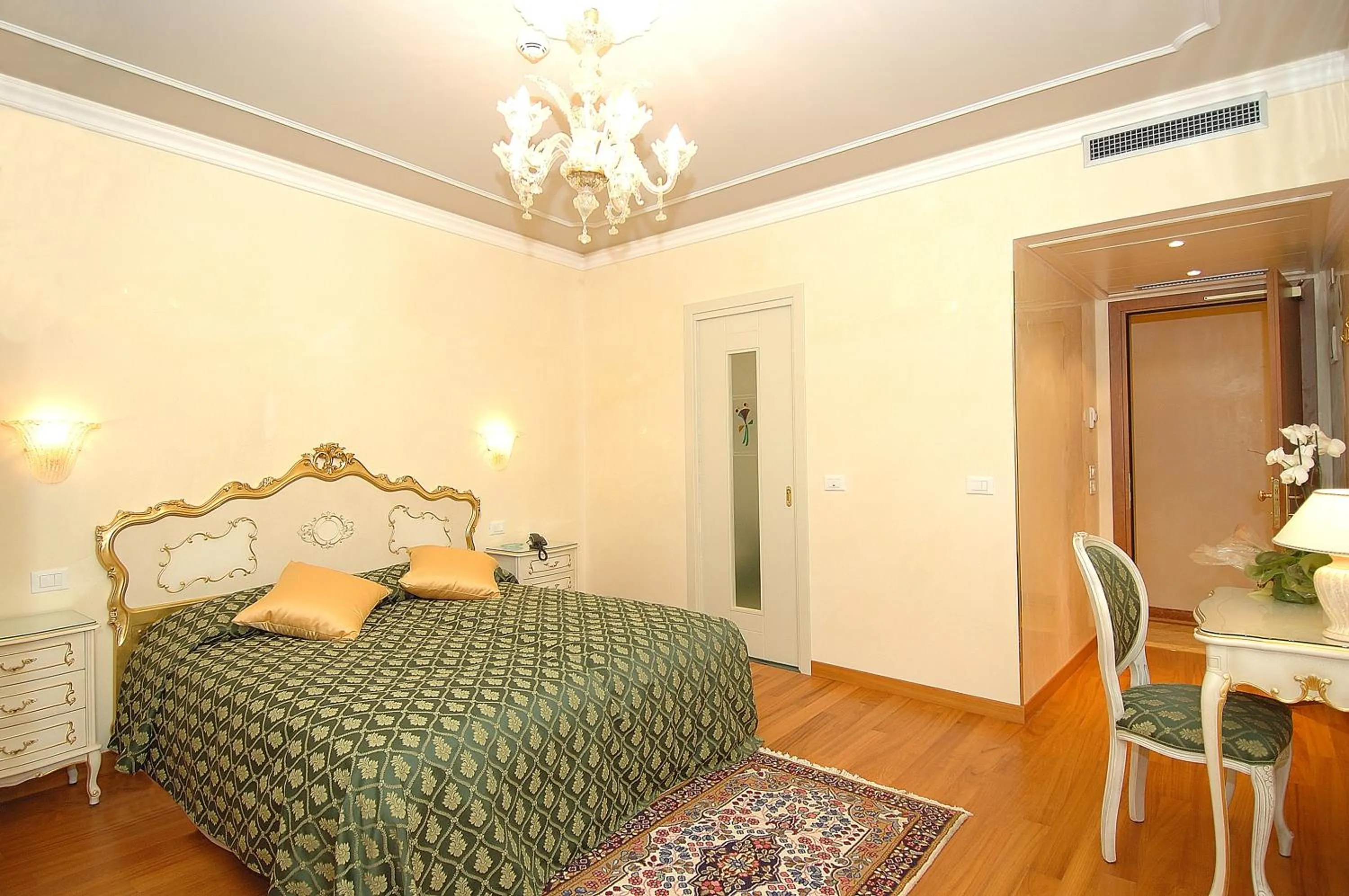 Photo of the whole room, Bed in Hotel San Luca Venezia