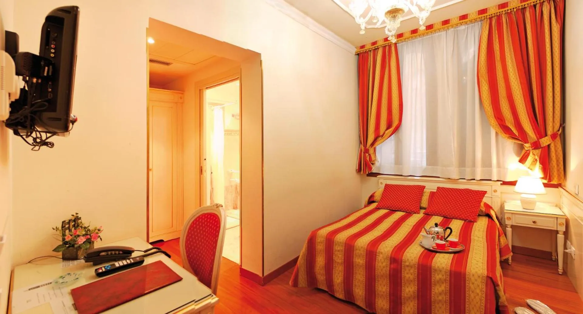 Bed in Hotel San Luca Venezia