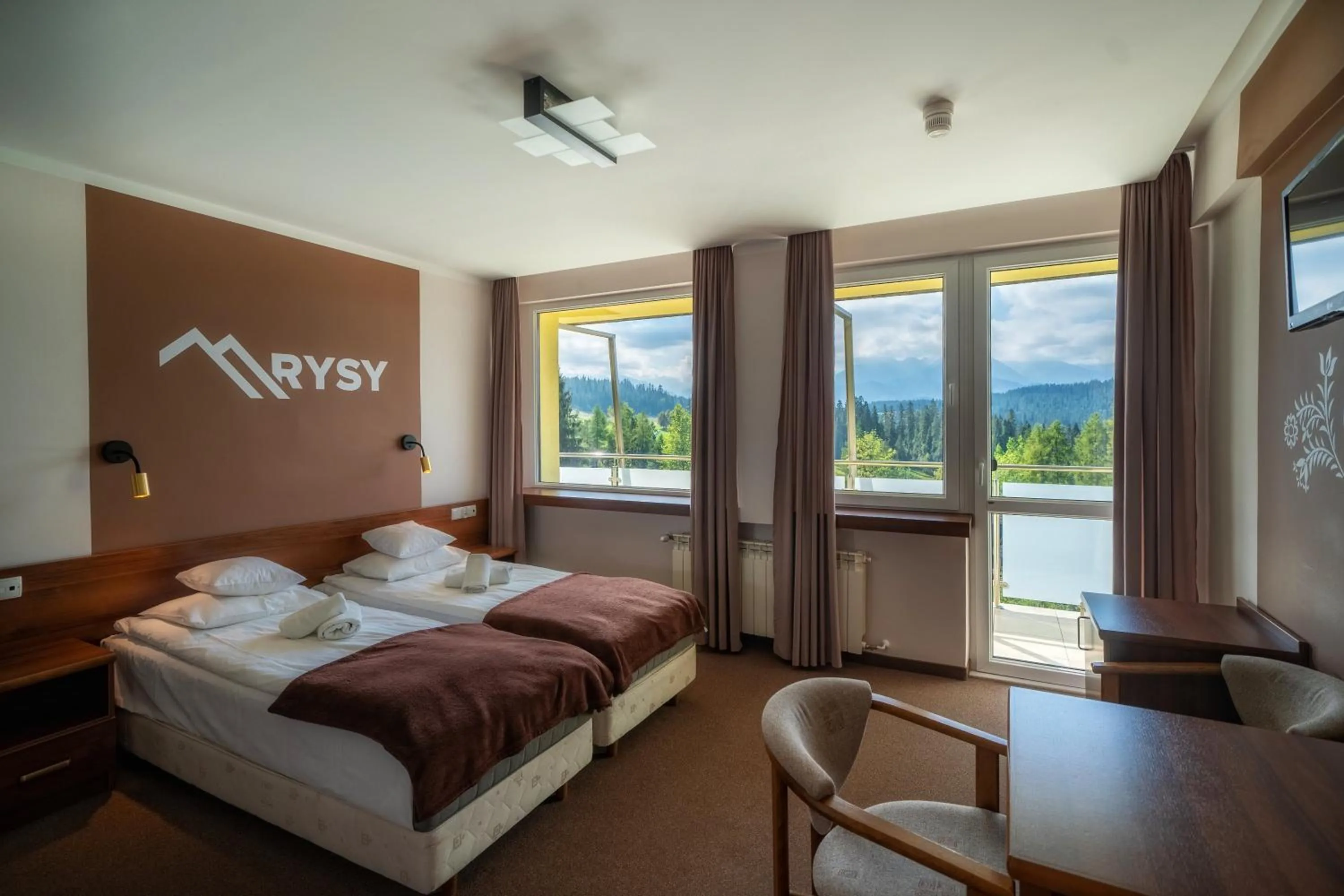 Photo of the whole room, Bed in Rysy