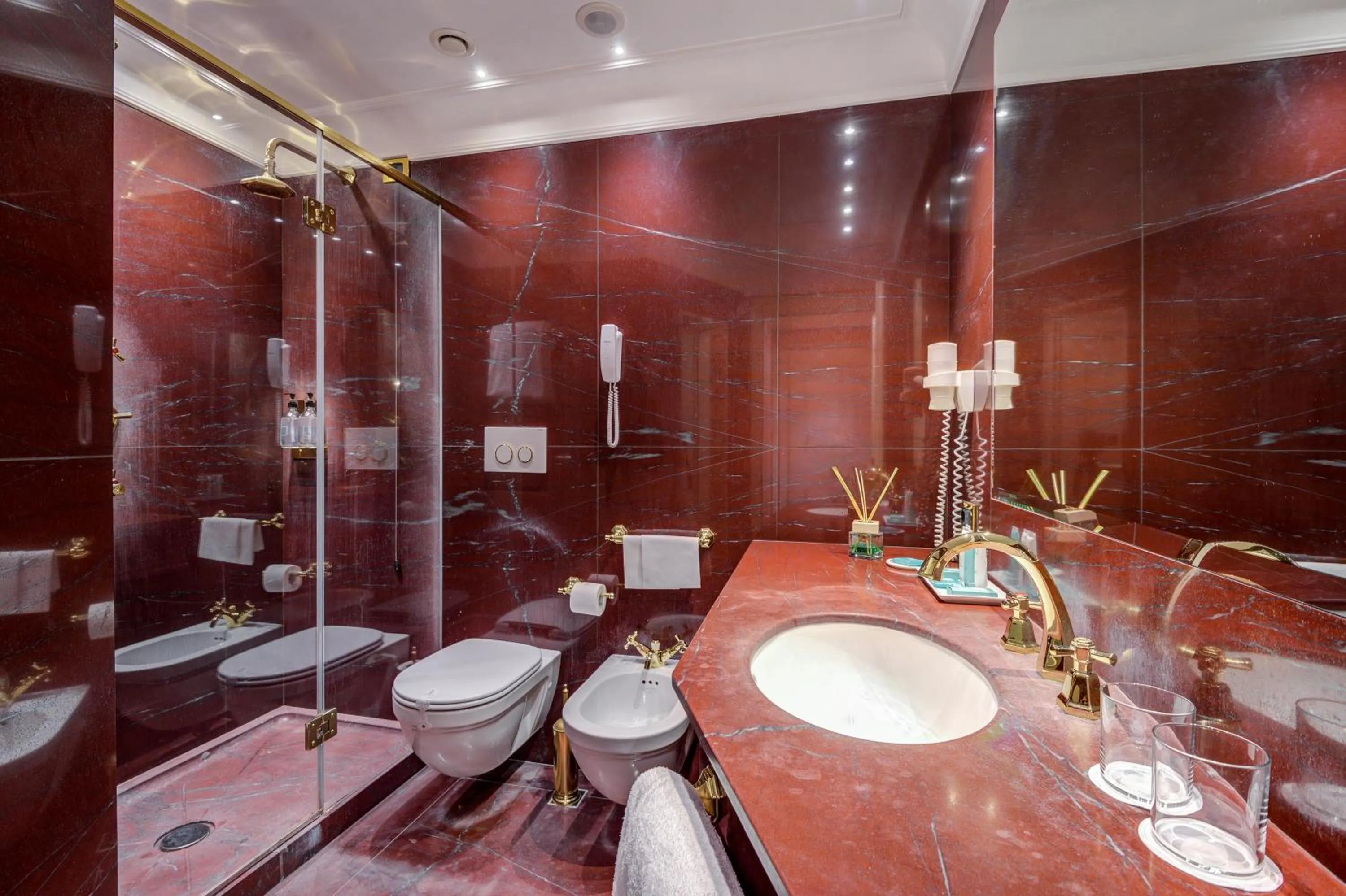Shower in Hotel Ai Reali - Small Luxury Hotels of the World