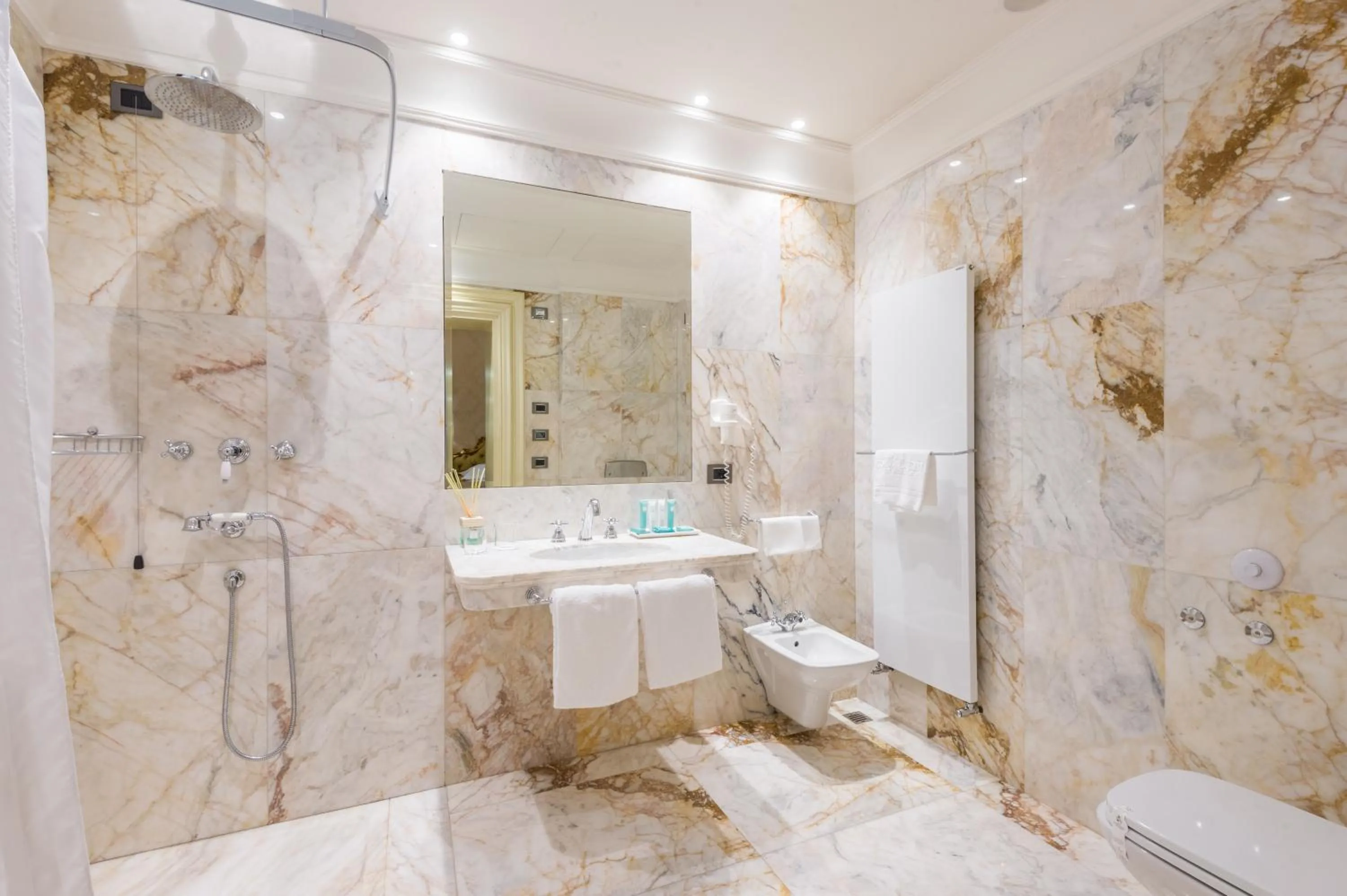 Shower in Hotel Ai Reali - Small Luxury Hotels of the World