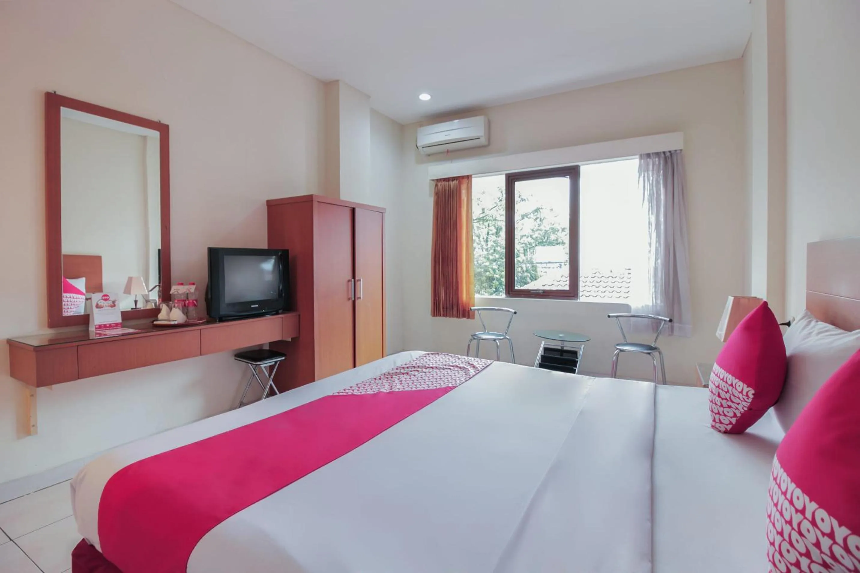 Bedroom, Bed in Capital O Galaxy Inn