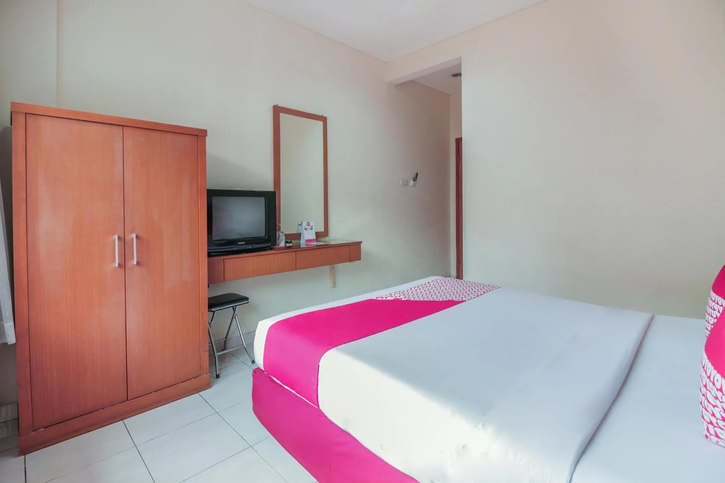 Bedroom, Bed in Capital O Galaxy Inn