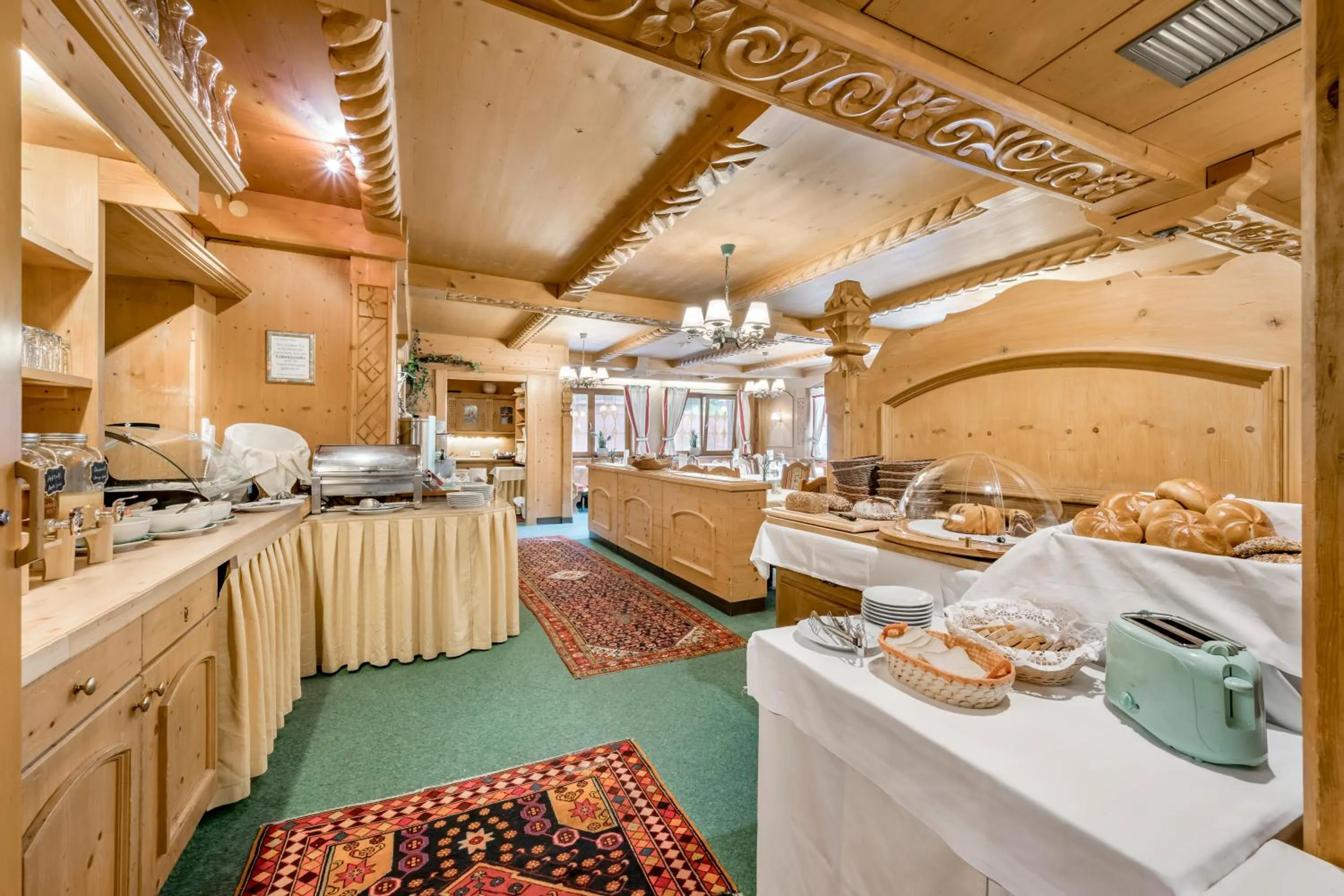 Restaurant/places to eat in Hotel Almhof