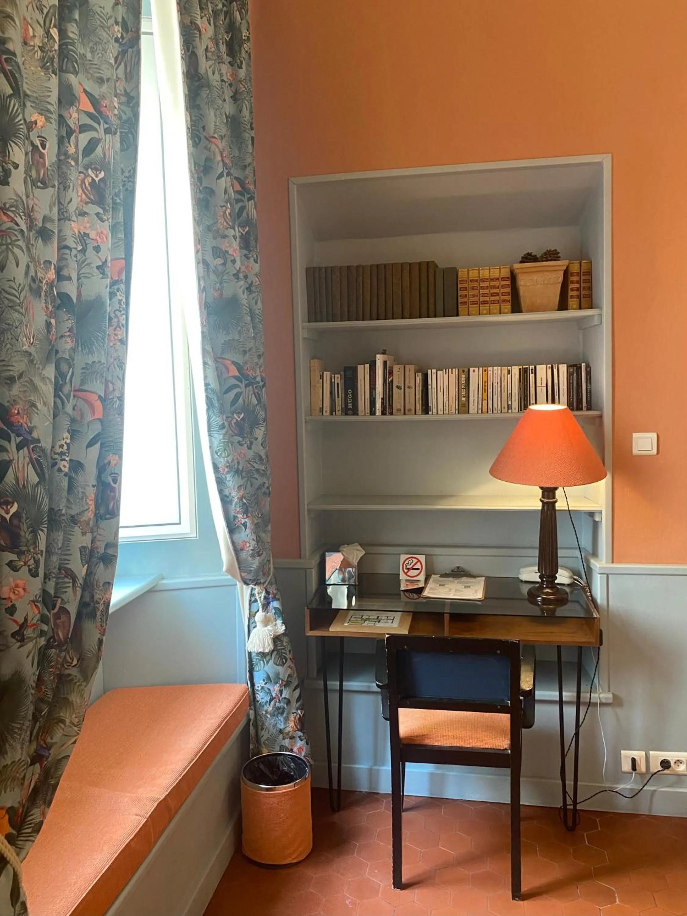 Library in Hotel Central Bastia