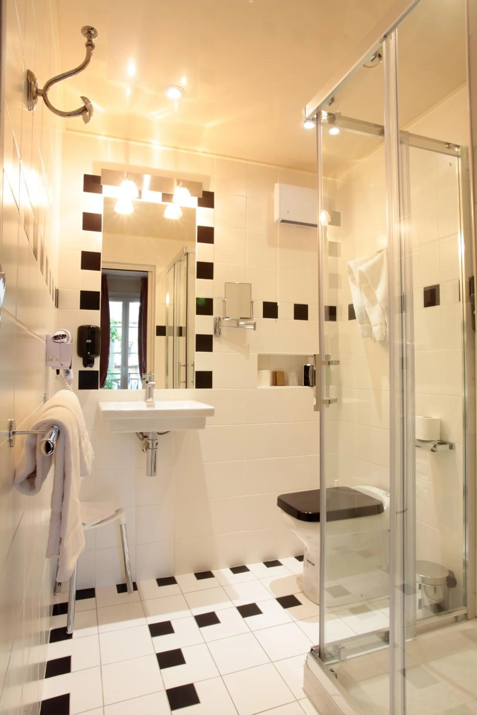 Shower in Hotel Central Bastia