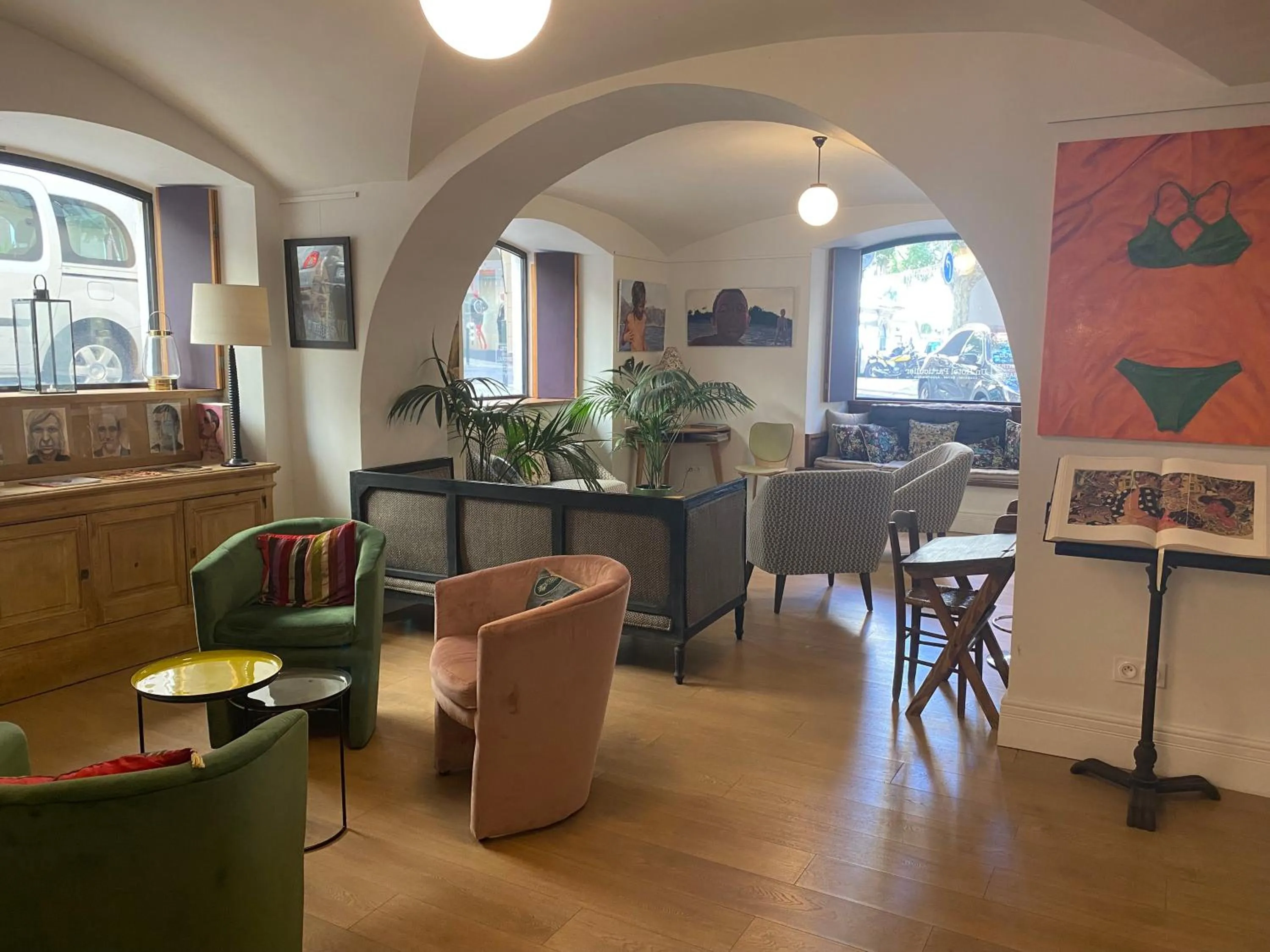 Communal lounge/ TV room in Hotel Central Bastia