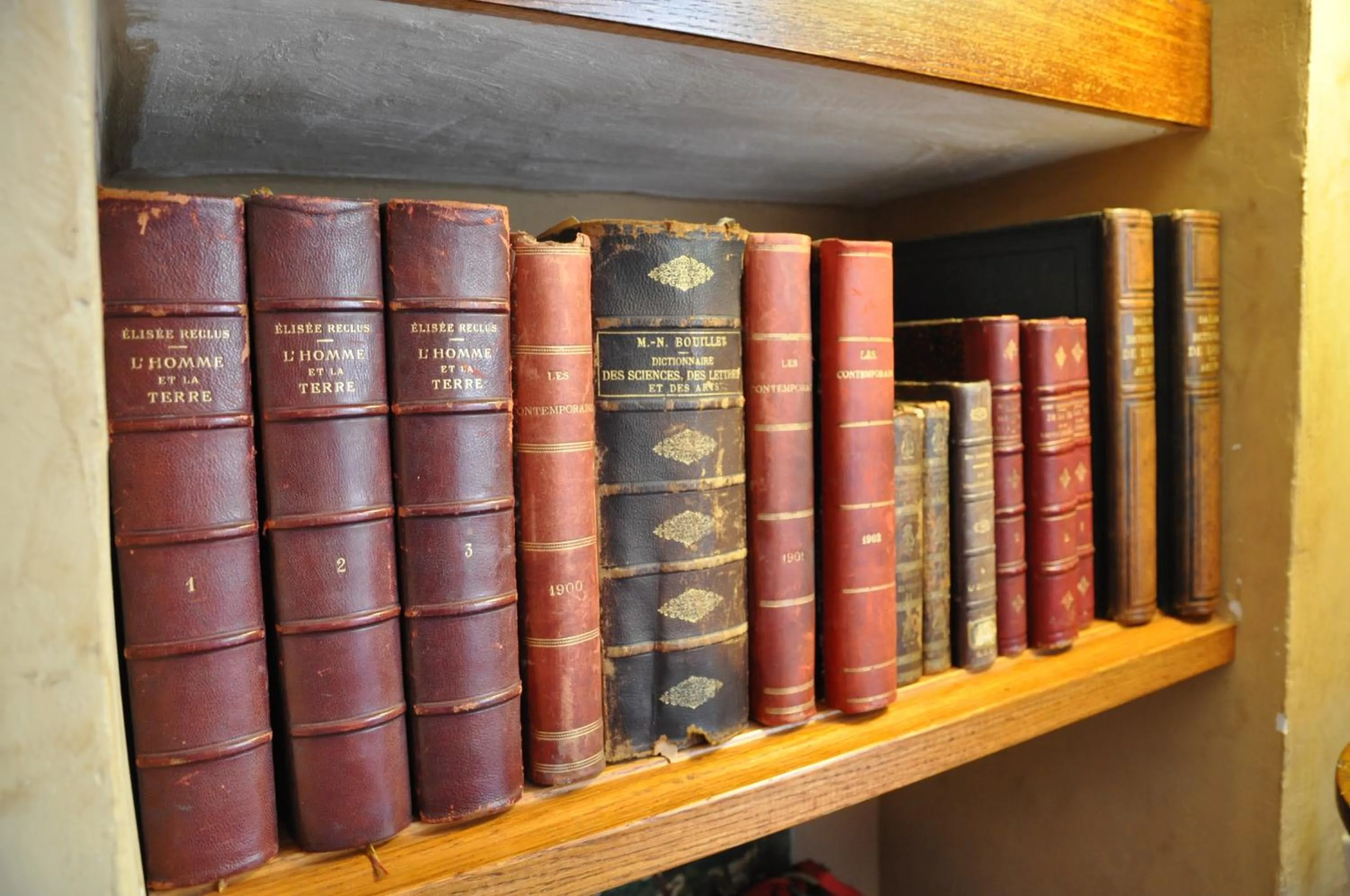 Library in Hotel Central Bastia