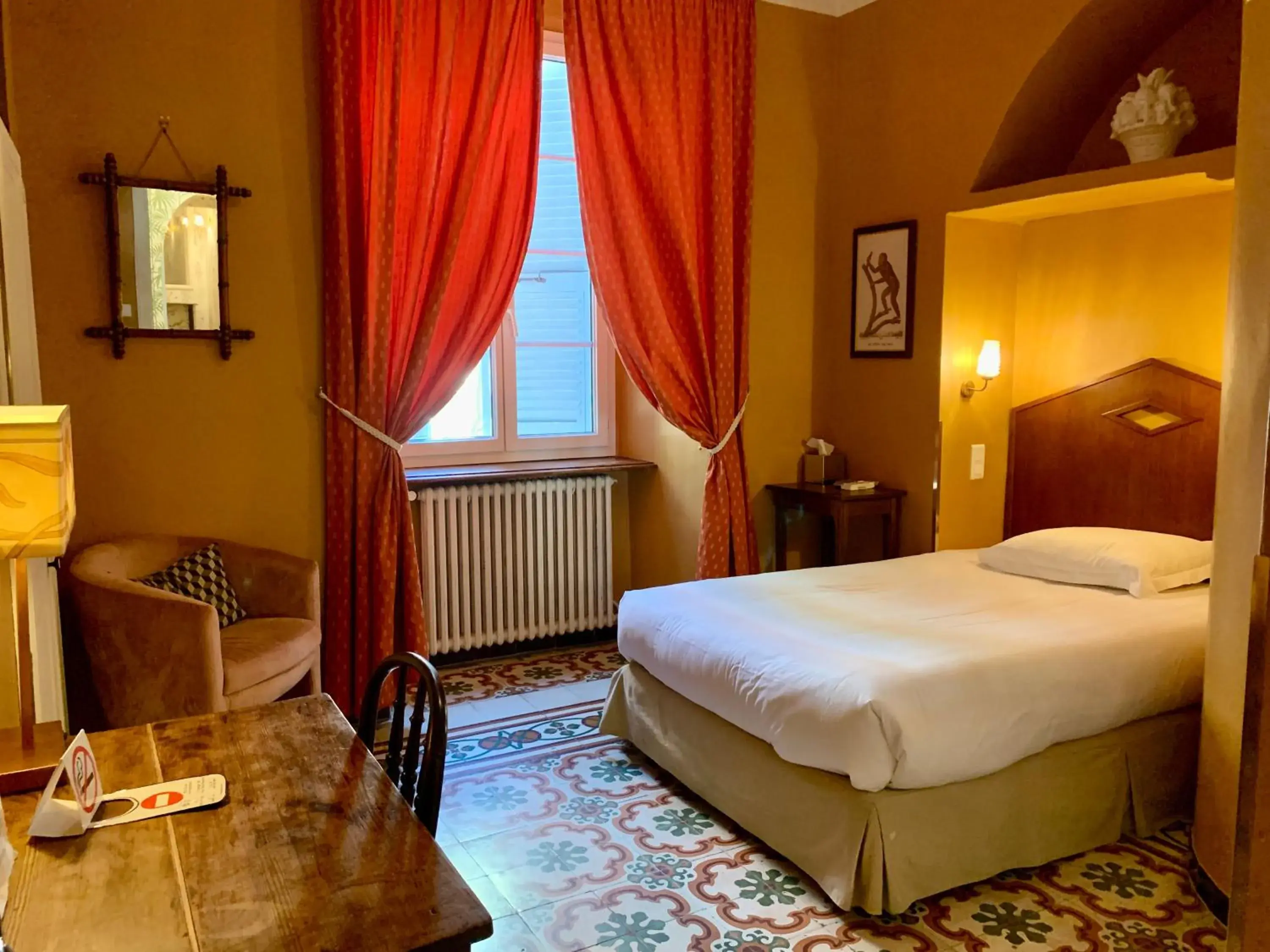 Single Room in Hotel Central Bastia Single Room in Hotel Central Bastia