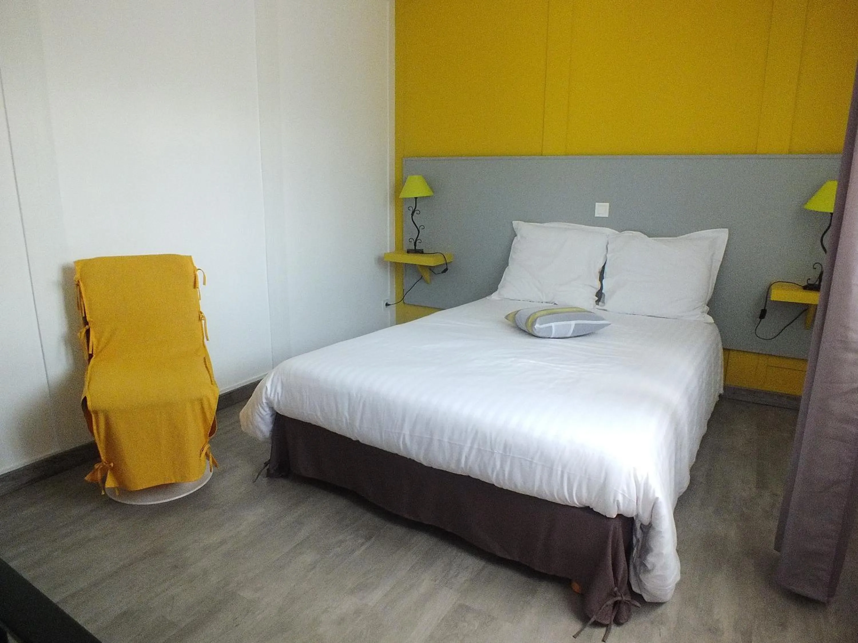 Bedroom, Bed in Hotel Restaurant Le Manguier