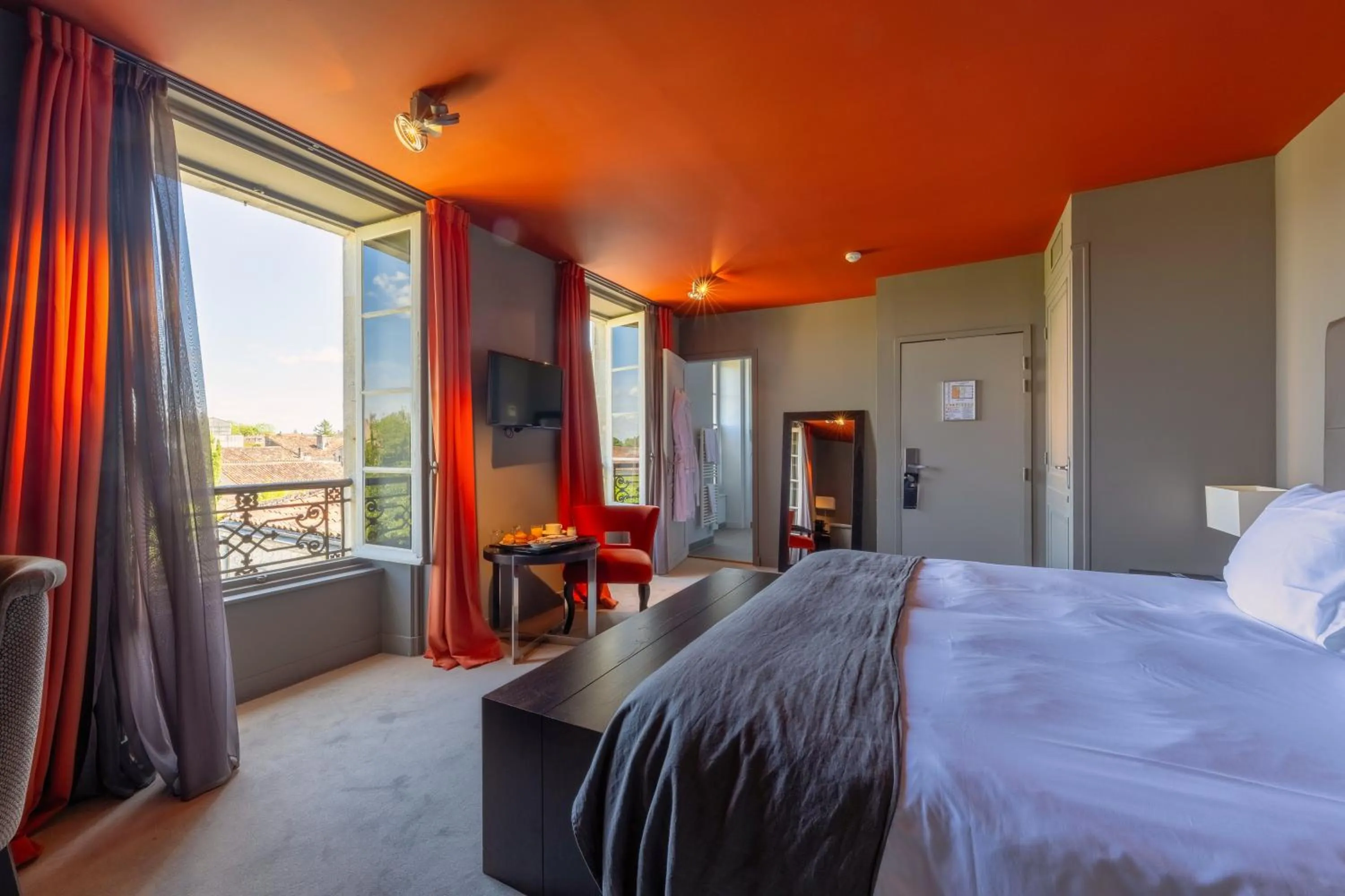 Bedroom, Bed in Hotel Ligaro - Jarnac